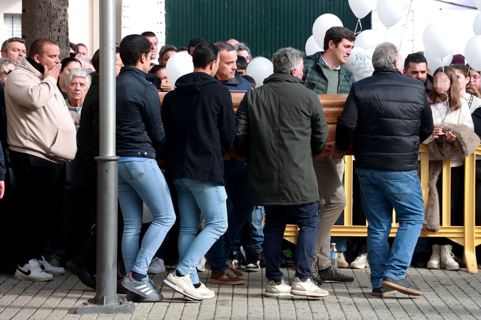 Dolor y desolación en Aljaraque: Las fotos de la desgarradora despedida a la familia Zamorano fallecida en Adamuz