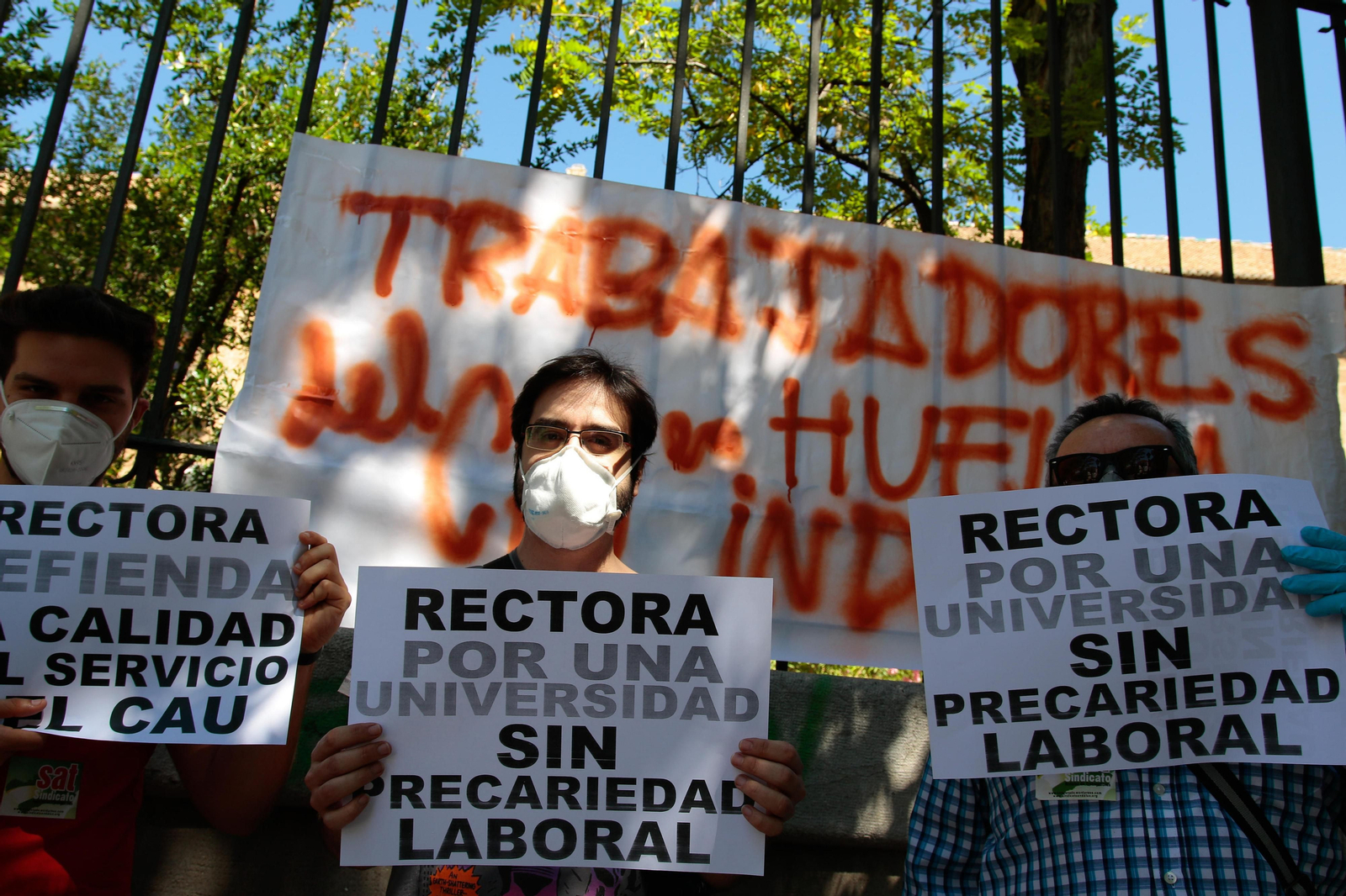 Protesta frente al Hospital Real, sede del Rectorado.
