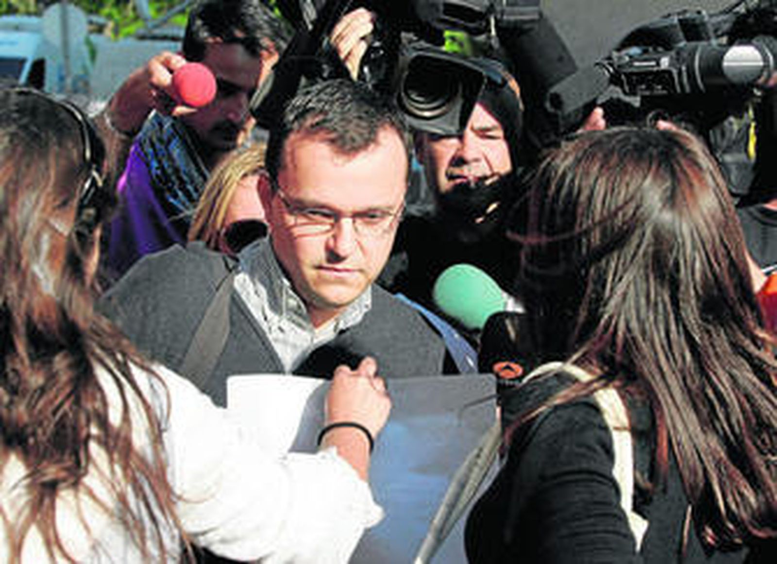 Rafael Bretón es seguido por unos ciudadanos el pasado mayo a la salida del juzgado de Córdoba.