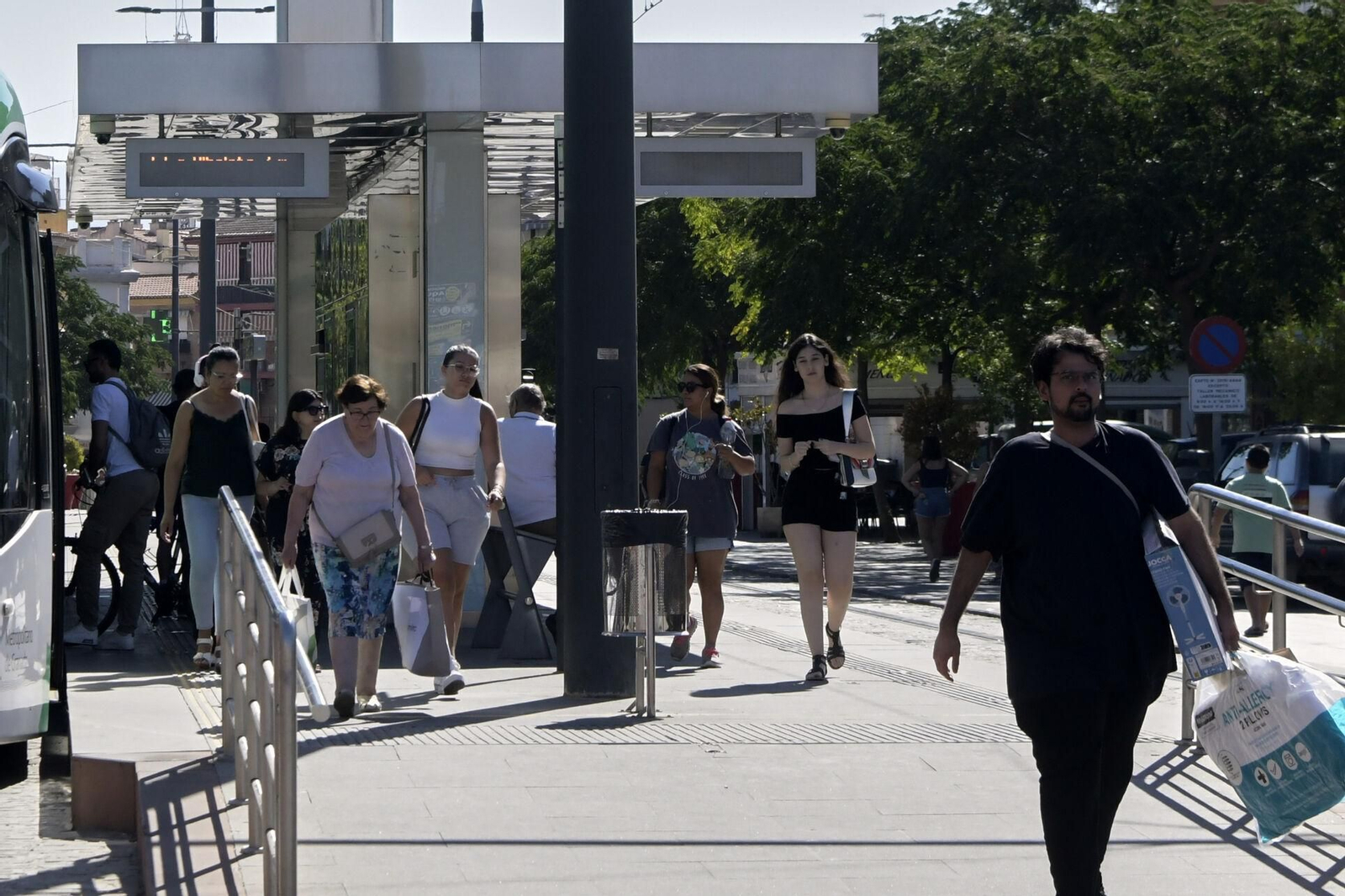 Parada del metro de Granada en Armilla, utilizada por miles de personas al día para desplazarse al otro gran nucleo urbano de la provincia Parada del metro de Granada en Armilla, utilizada por miles de personas al día para desplazarse al otro gran nucleo urbano de la provincia