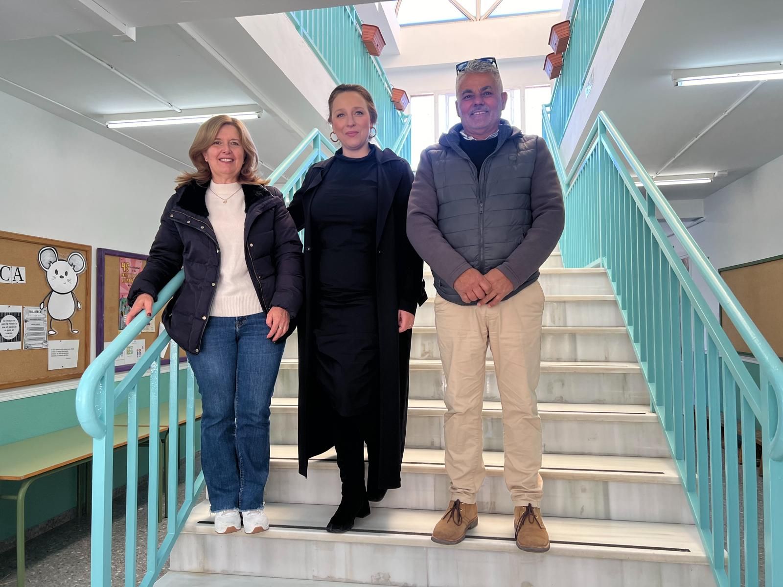 La delegada Administración Local, Rebeca Gómez, junto a los alcaldes de Alicún y Huécija en el colegio que comparten.