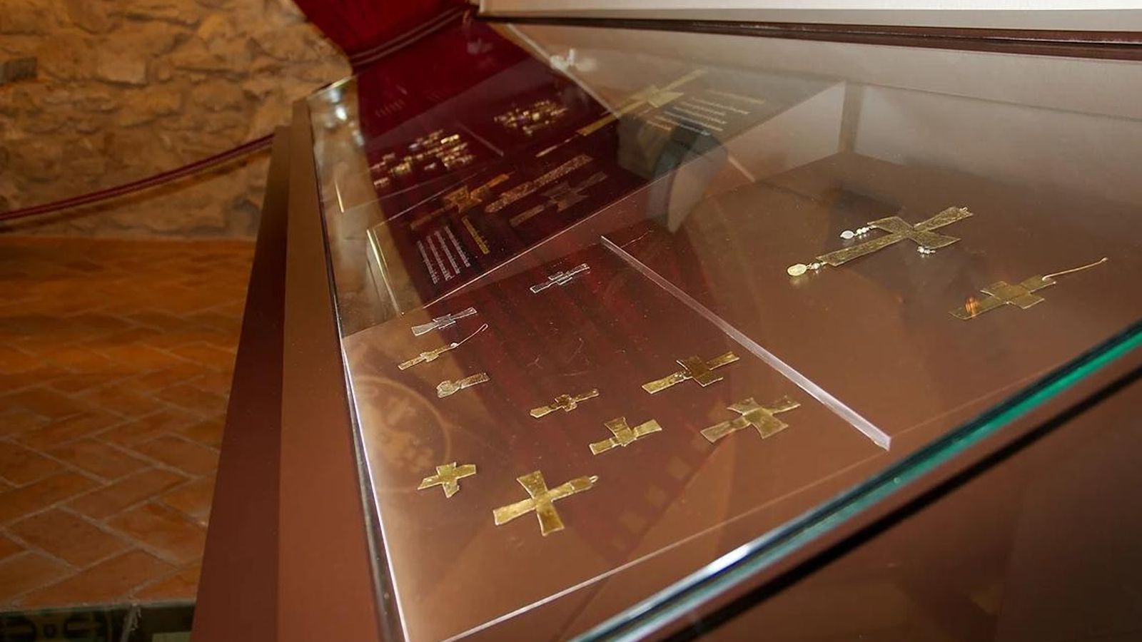 Expositor con las réplicas del Tesoro Visigodo de Torredonjimeno