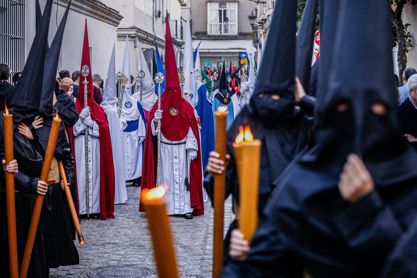 Imágenes de la salida de Santo Entierro en la Semana Santa de San Fernando 2025