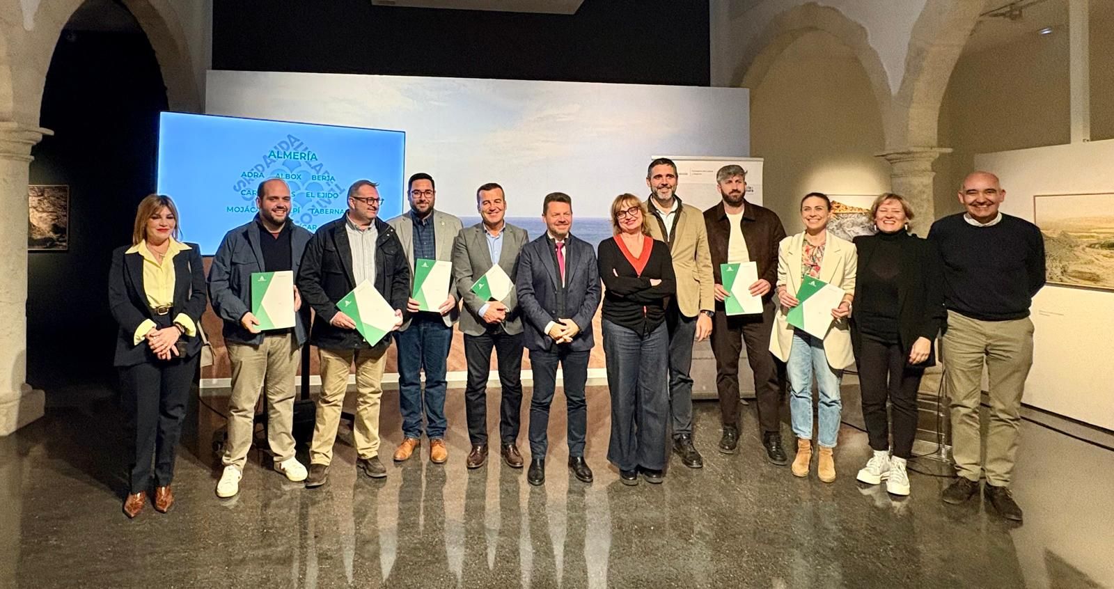 José Vélez, Violeta Hernández y Juan José Alonso con representantes de los municipios adheridos a la Red Andaluza de Teatros Públicos.