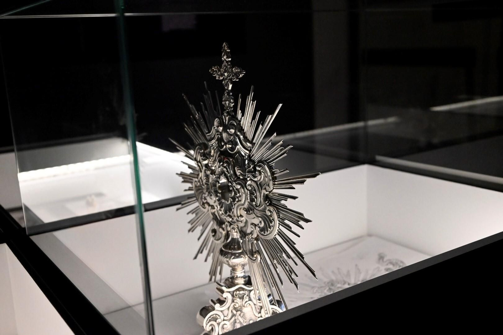 La exposición 'Todo lo que brilla' que recorre la joyería de Córdoba, en imágenes