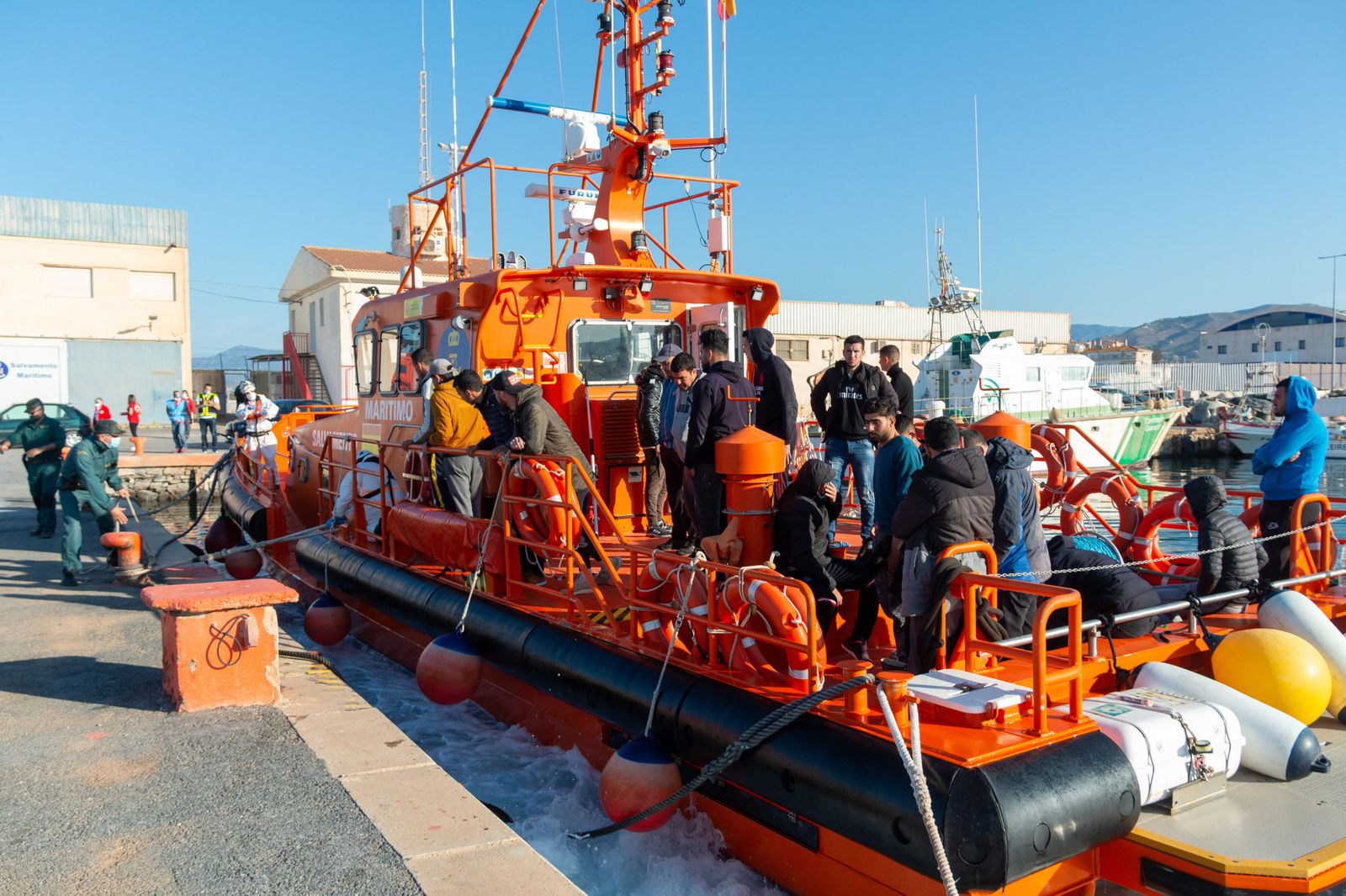 Los inmigrantes rescatados tras su llegada al Puerto de Motril.