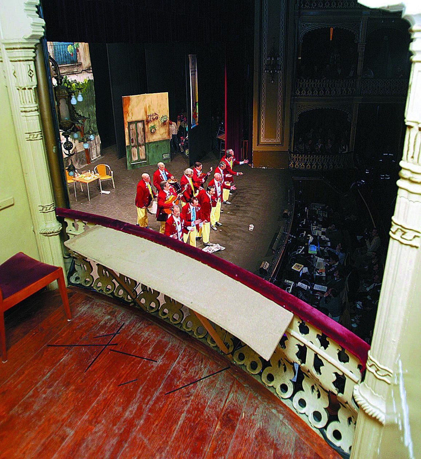 La chirigota 'Los tiesos', de Manolo Santander, canta en el Falla con el palco de la radio vacío. El concurso del Carnaval comenzó sin retransmisión  de radio. Muchos gaditanos y personas de otros lugares de Andalucía se quedaron sin poder escuchar a las agrupaciones.