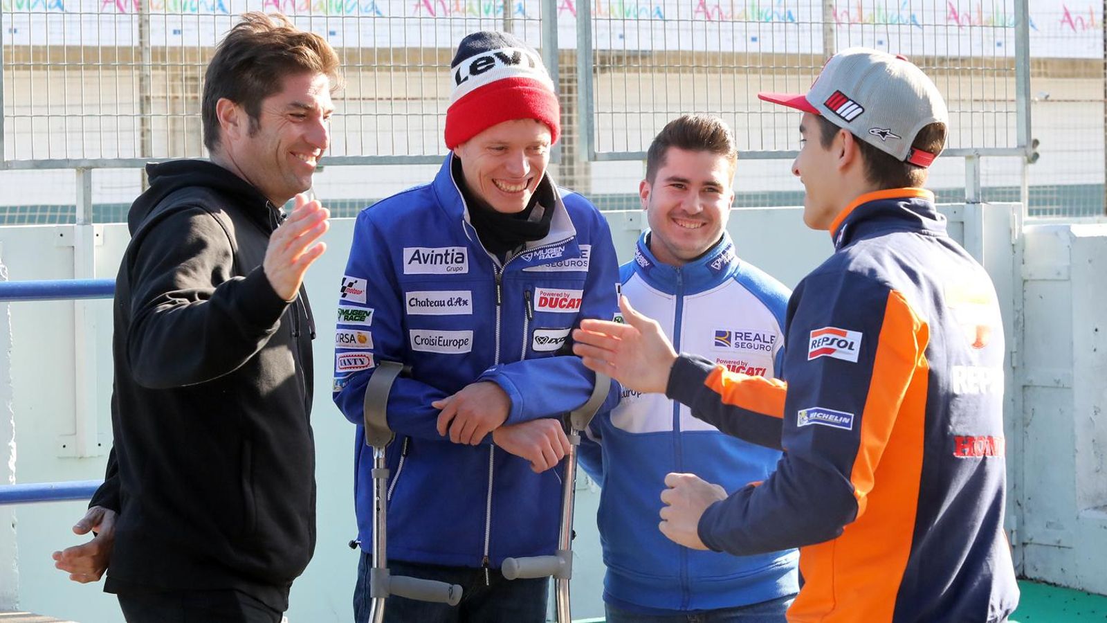 Márquez saluda a su amigo Tito Rabat, aún en muletas por la caída que tuvo en Silverstone.