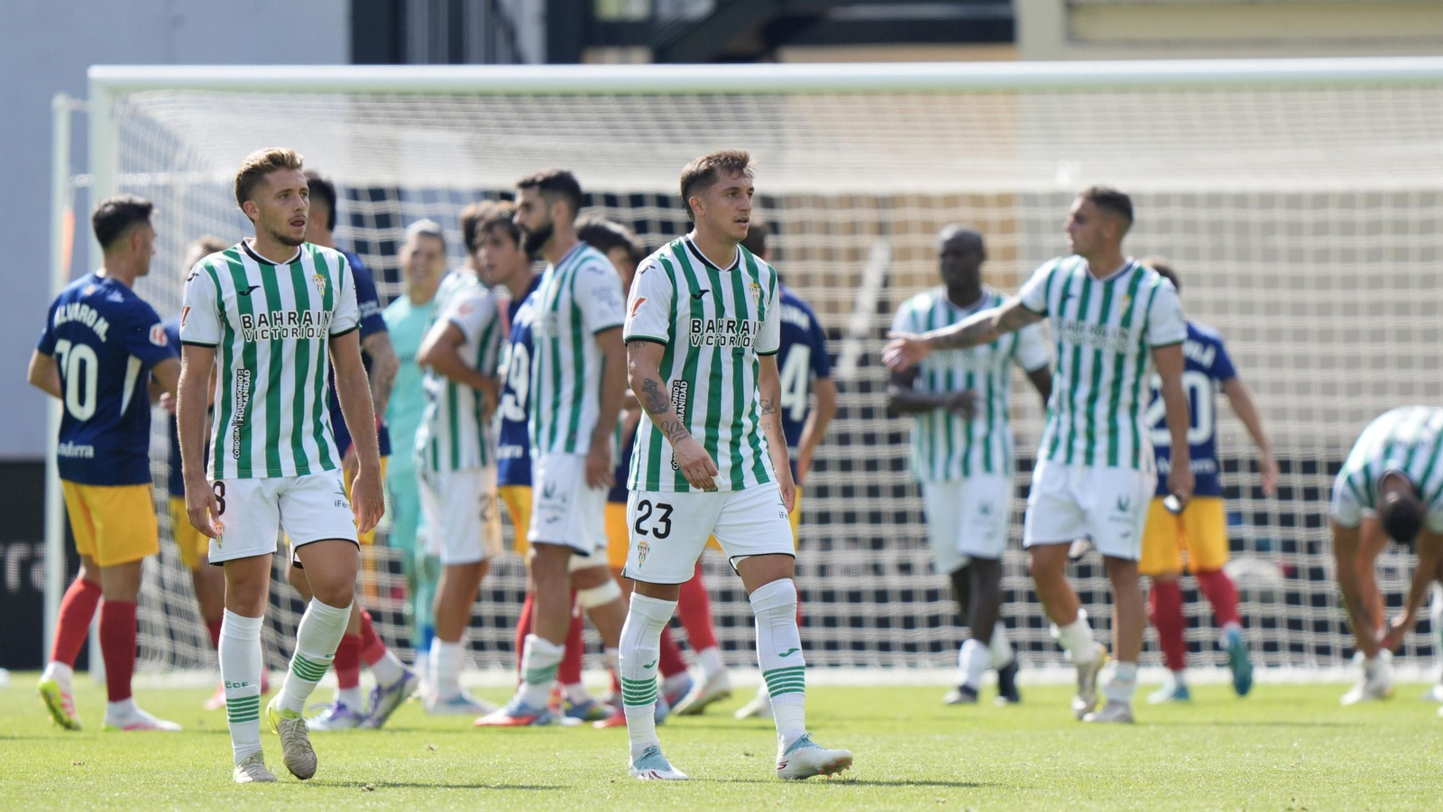Los jugadores del Córdoba CF, cariacontecidos tras el último gol recibido en Andorra.