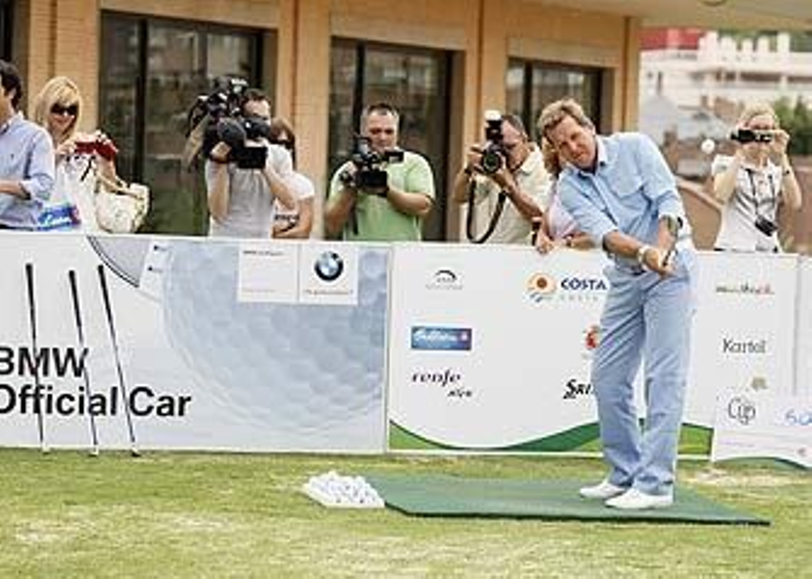 Famosos enfrentados por una buena causa