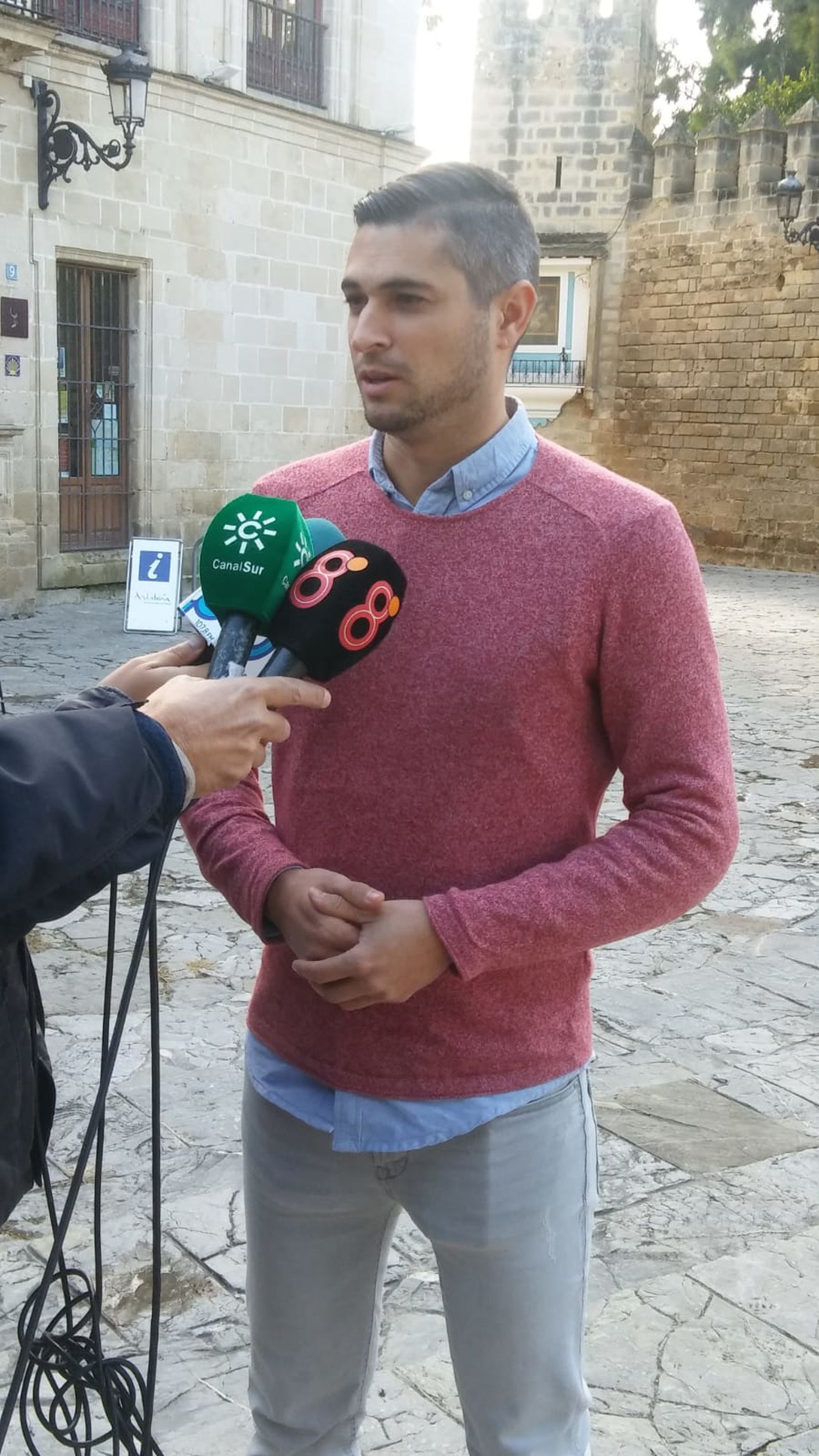 Ángel González, durante su rueda de prensa en la Plaza del Castillo.