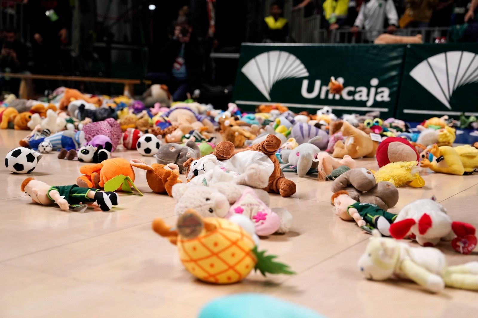 Peluchada solidaria para el Unicaja - Bilbao