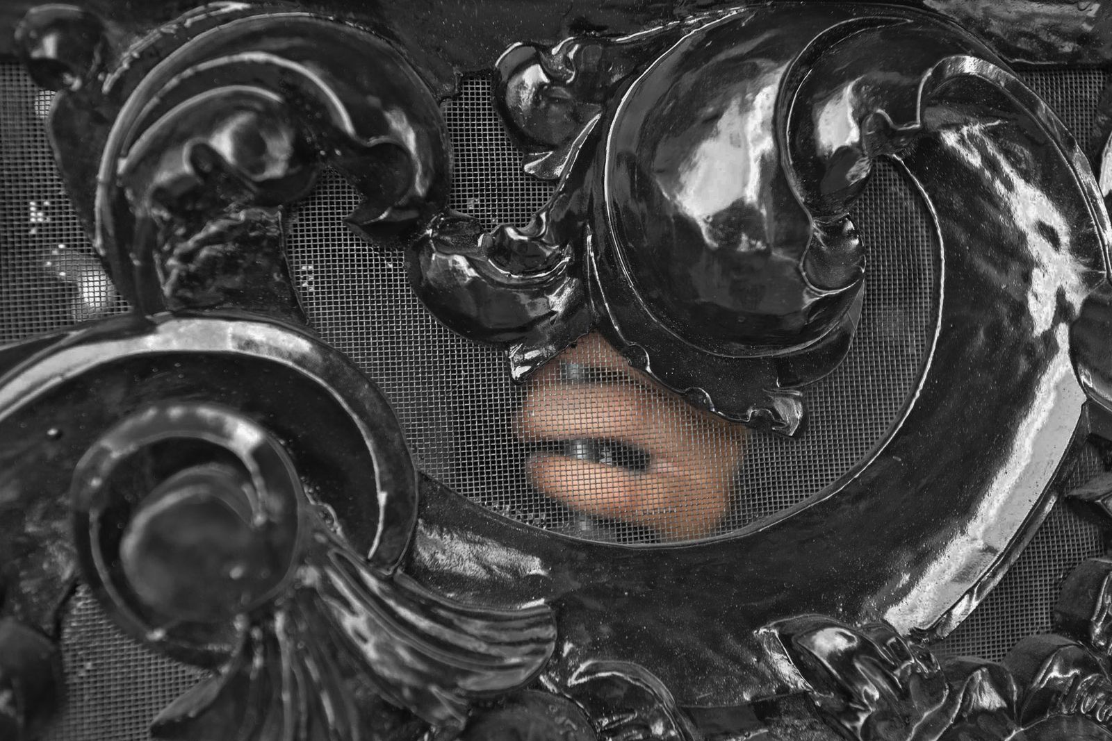 La Hermandad del Descendimiento en su recorrido por las calles de Huelva el Viernes Santo