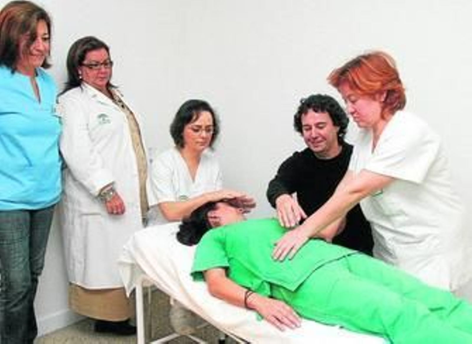 Demostración de una sesión de reiki en el curso que Pepelu Sánchez imparte a personal sanitario del hospital.