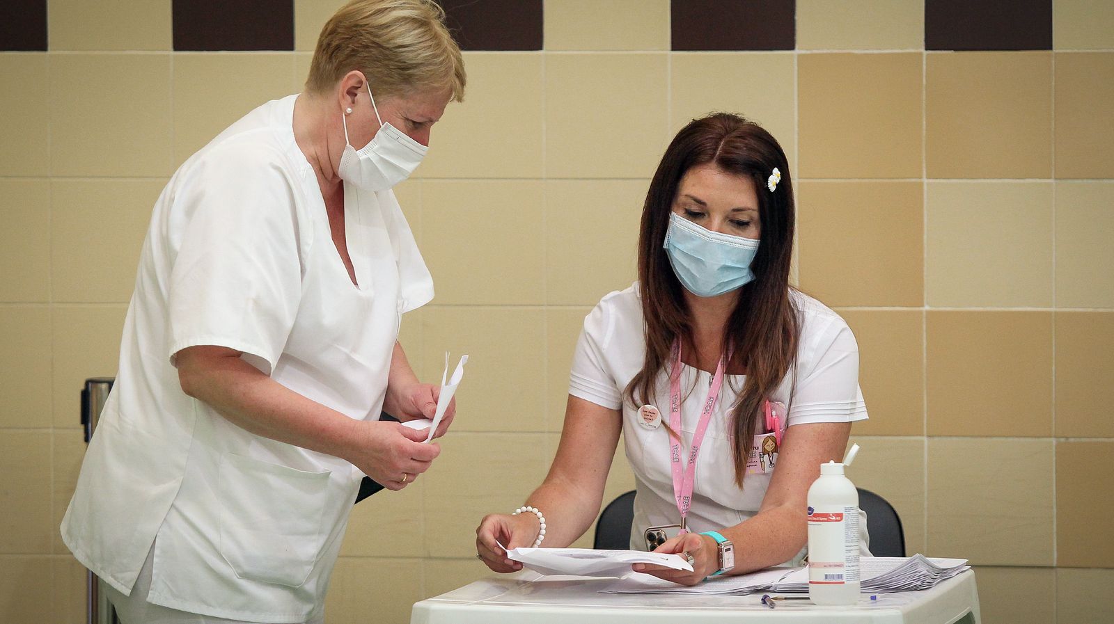 Sanitarias que trabajan en la vacunación masiva en el polideportivo Vega Veguita.