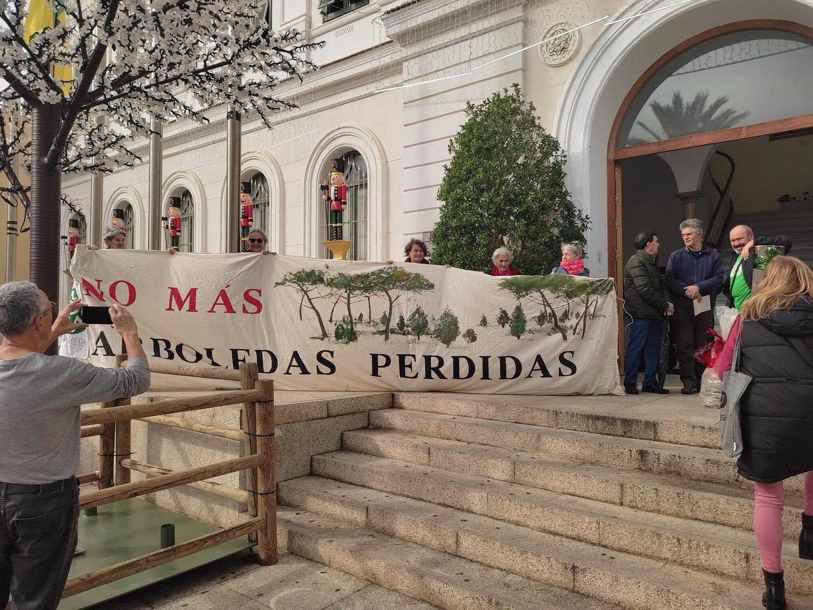 Ecologistas en Acción, durante su protesta de hoy contra la gestión del medio ambiente en El Puerto.