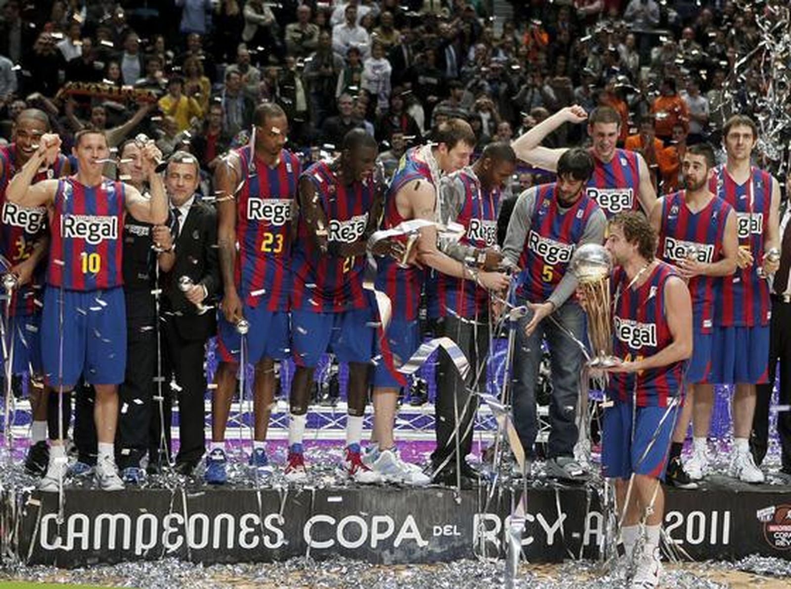 El Barcelona vence en la final de la Copa del Rey ante el Real Madrid por segundo año consecutivo  (68-60). / EFE