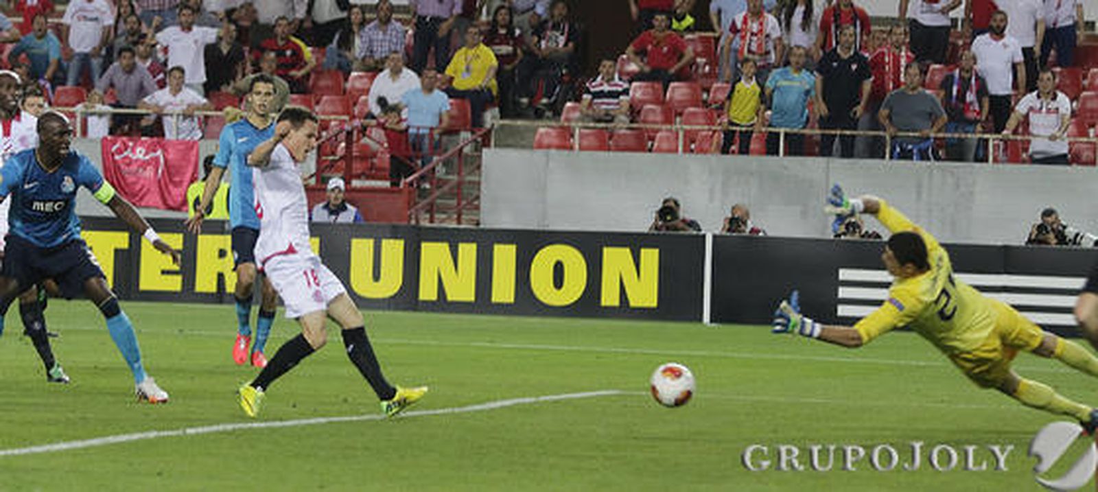 Las imágenes del Sevilla-Oporto