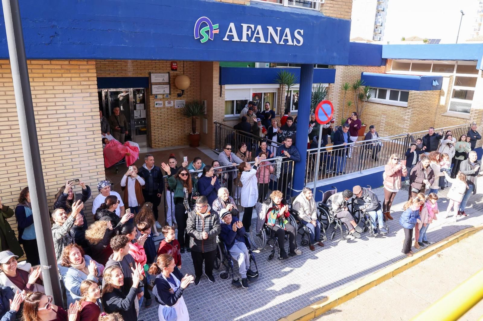 Los Reyes Magos recorren San Fernando en el Bus Real