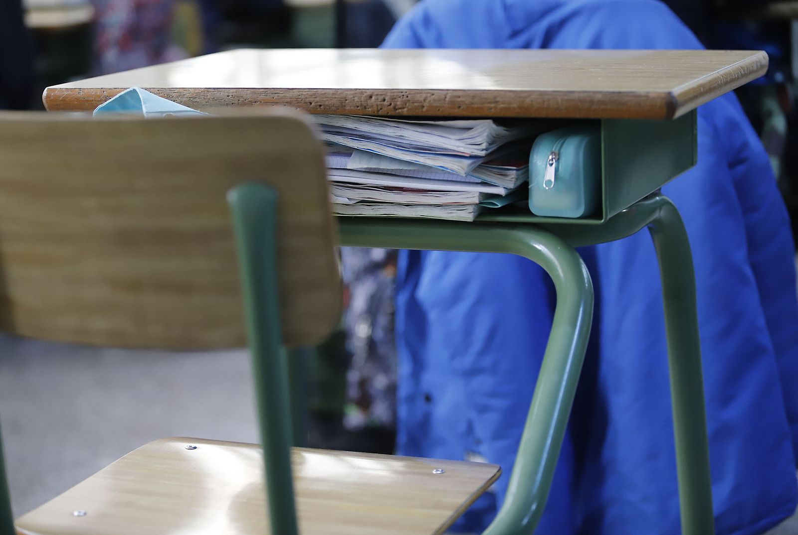 Un pupitre vacío en una centro de la capital onubense.