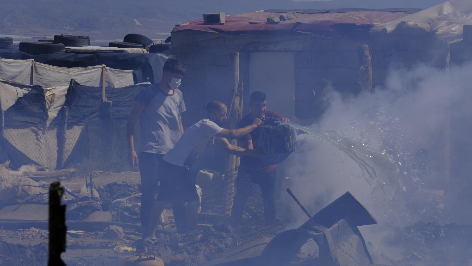 Fotogalería incendio asentamiento de chabolas en Atochares-Níjar (Almería)