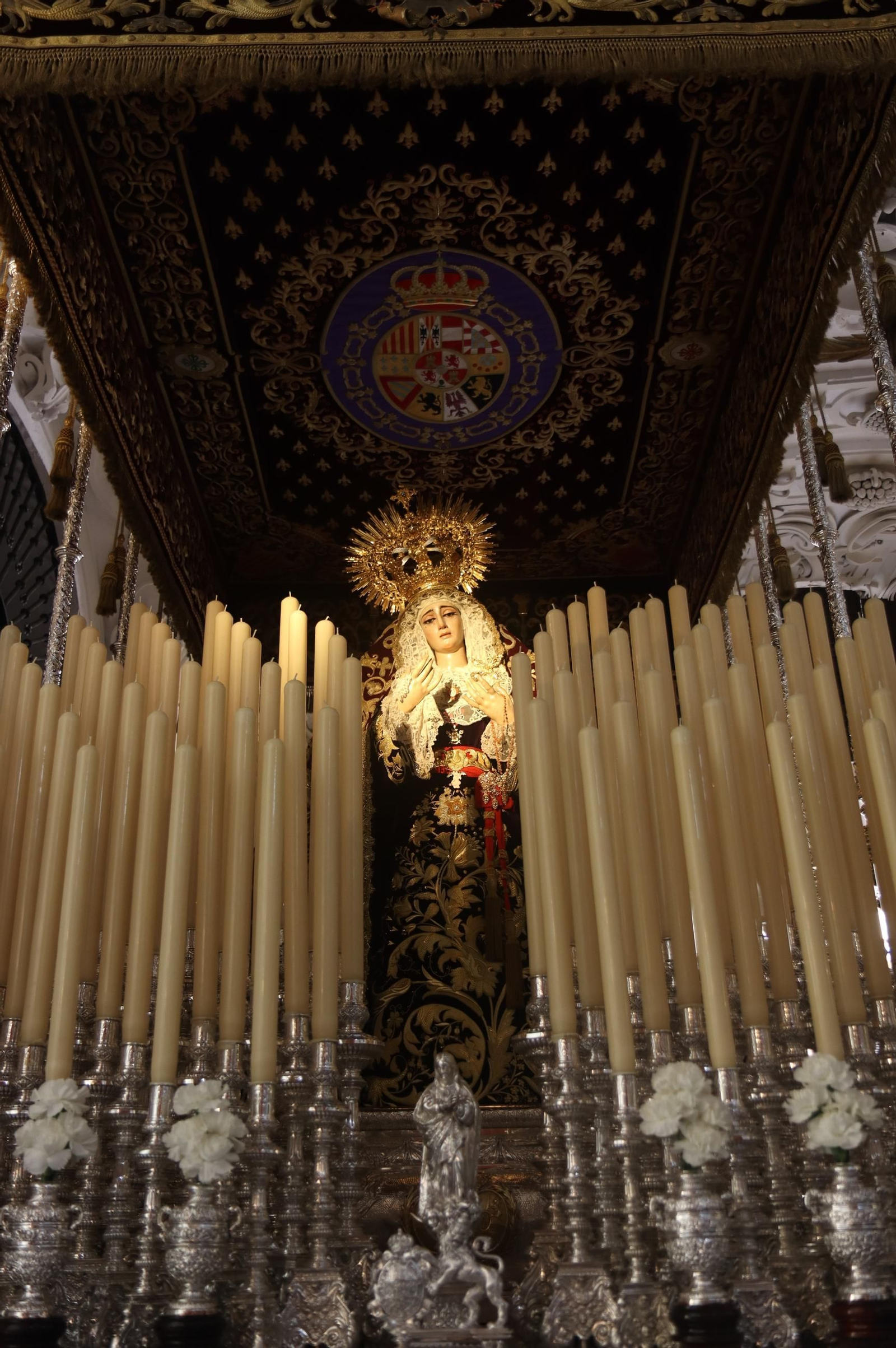 Sevilla acaricia la Semana Santa en un Domingo de Pasión lleno de cultos