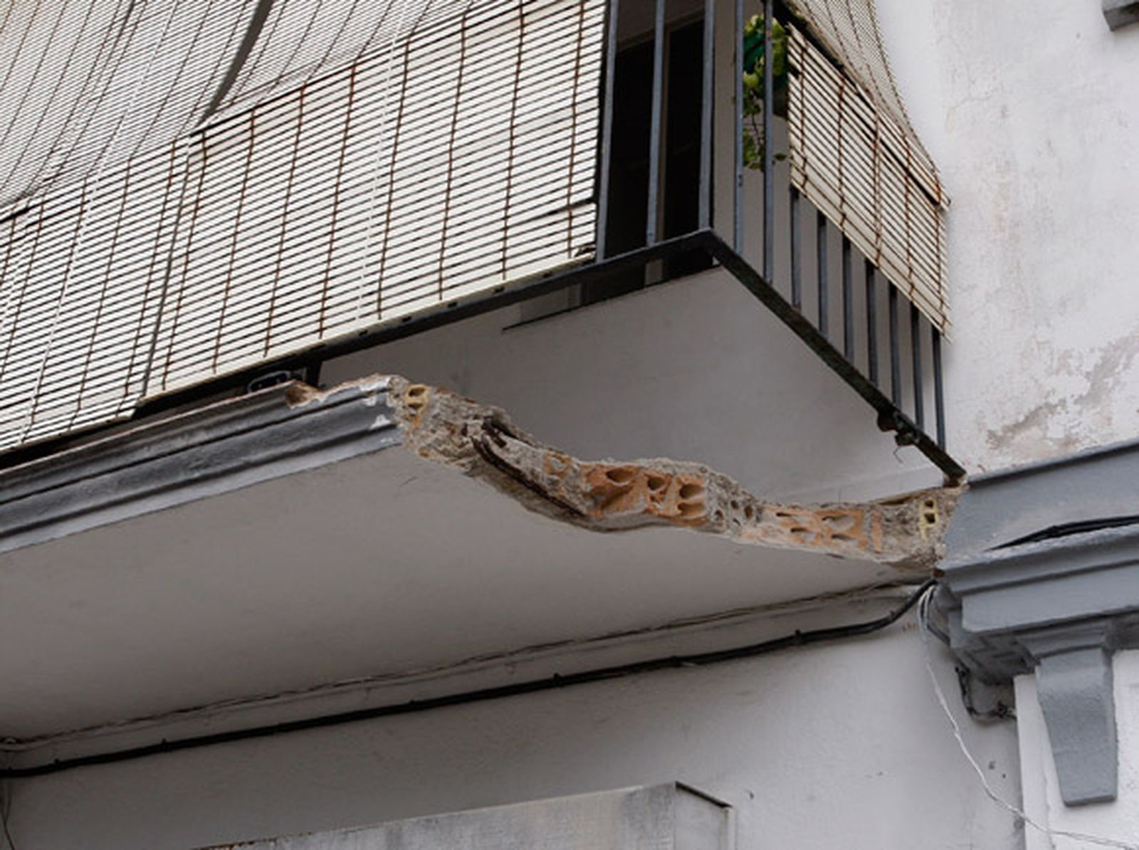 Herido al ceder el suelo de su balcón y caer al vacío