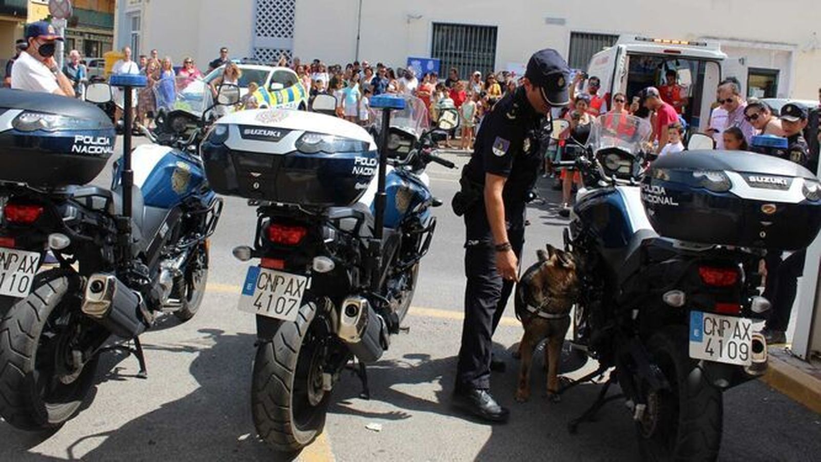 Numerosas familias acudieron pese al calor al entorno de la Comisaría para disfrutar de la exhibición canina.