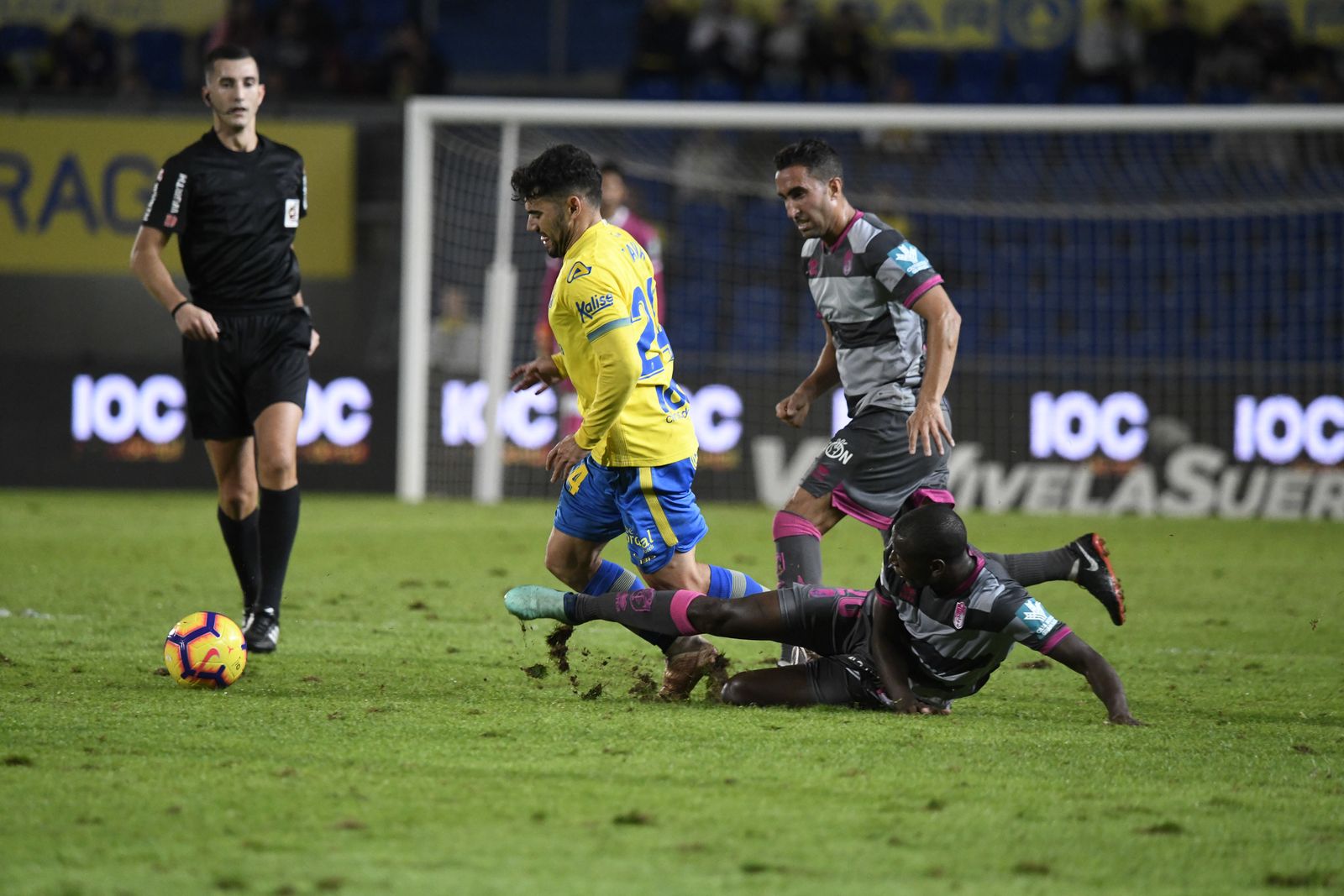 Adrián Ramos realizó un gran trabajo en Las Palmas y será titular en el once del Granada CF ante el Sporting.