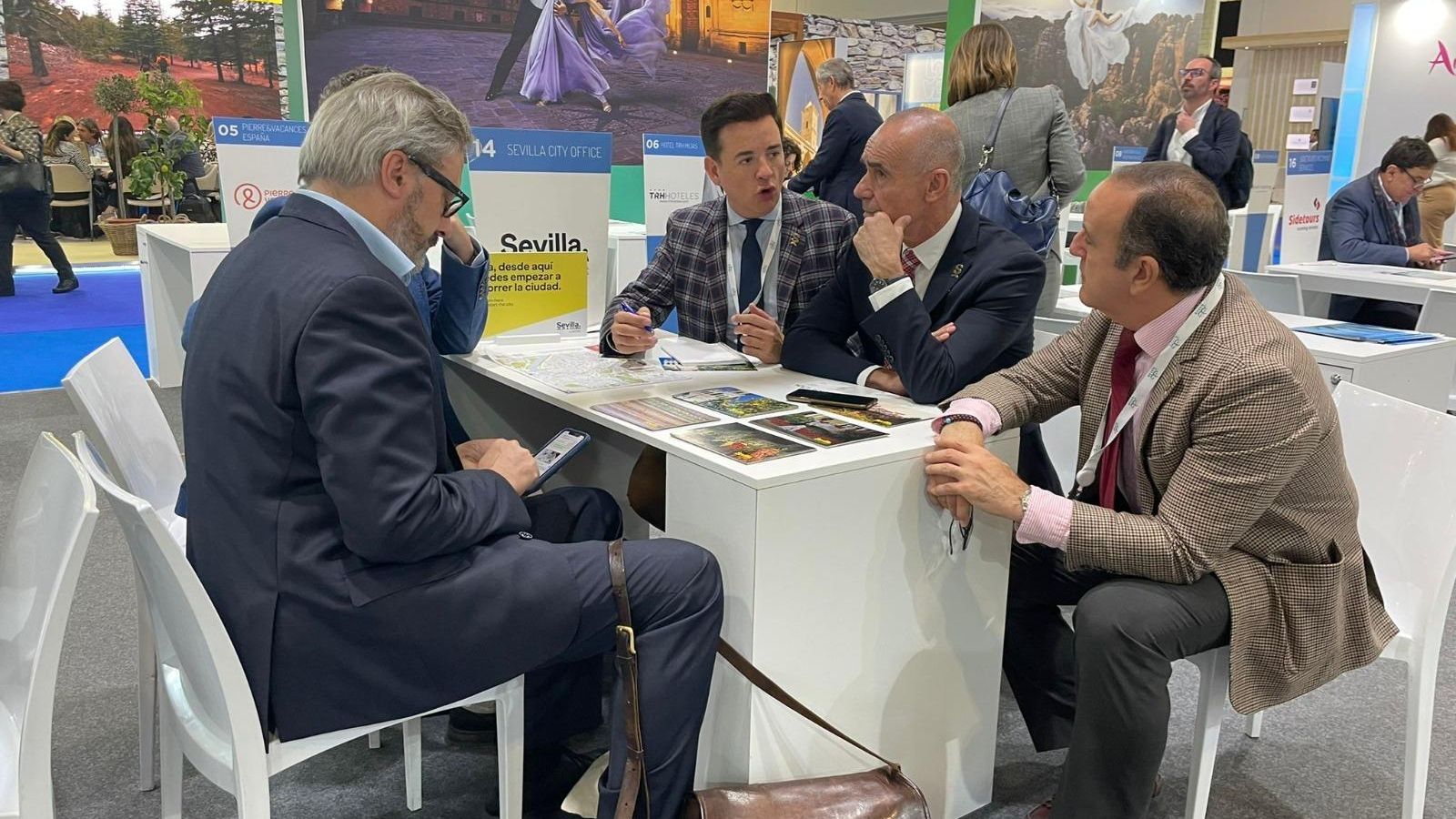 El alcalde de Sevilla, Antonio Muñoz, durante una reunión con el secretario general de ETOA, Tim Fairhurst.