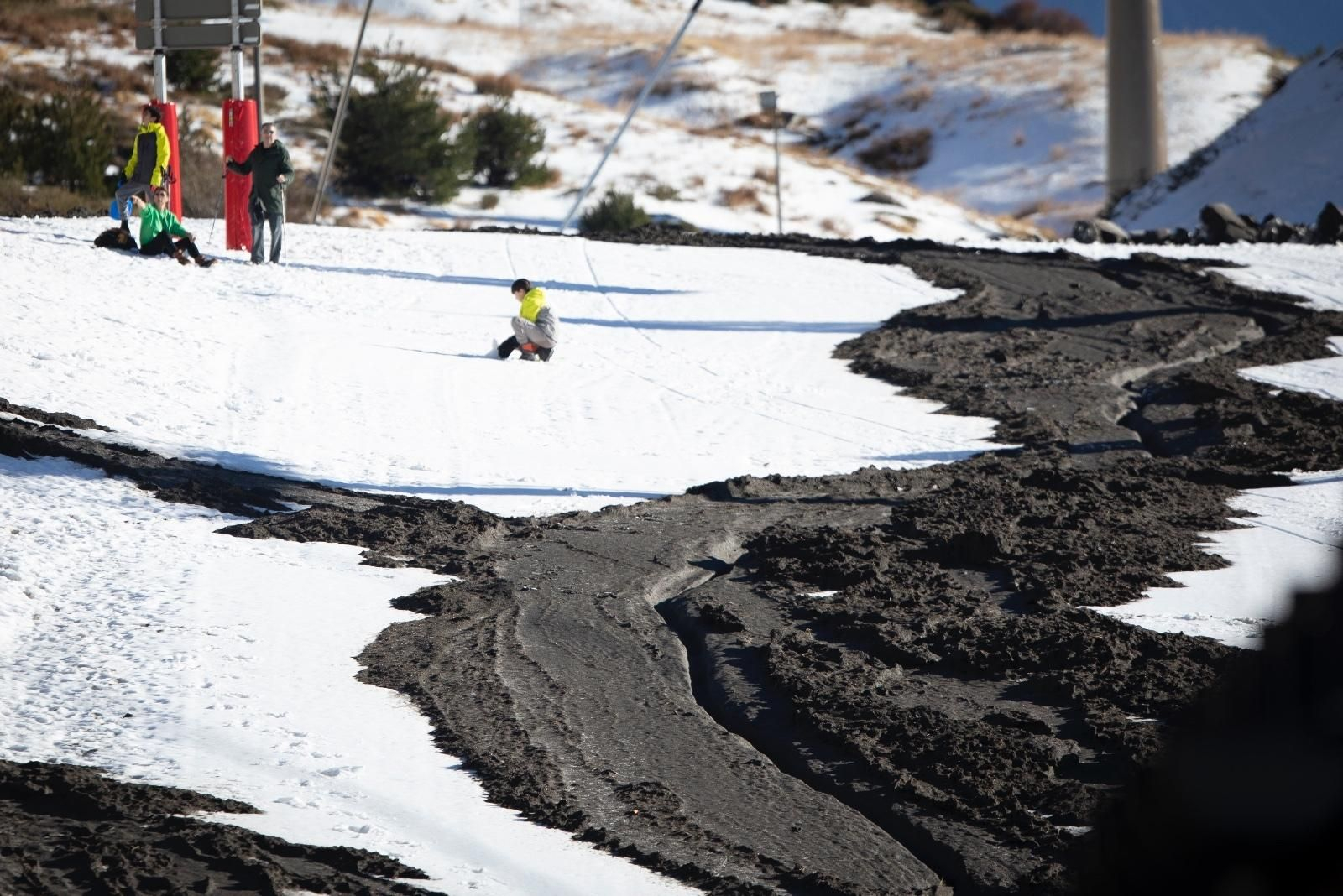 Fotogalería | La lengua de agua, nieve y barro que inunda Sierra Nevada