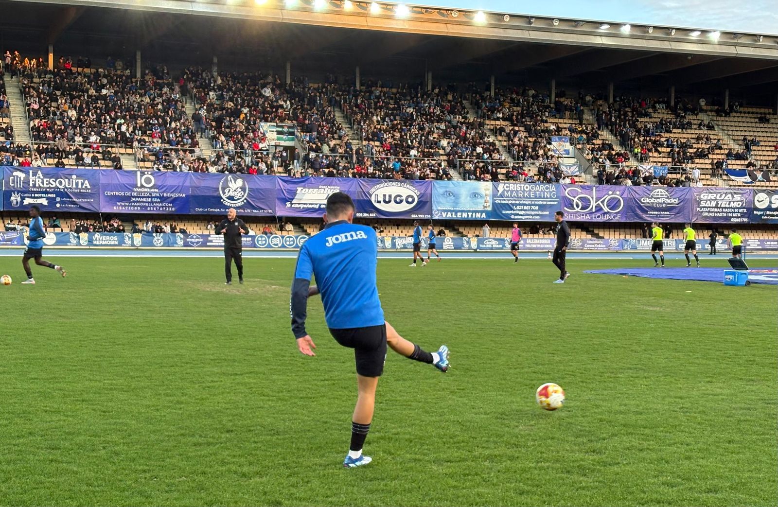 Una imagen del calentamiento de los equipos.