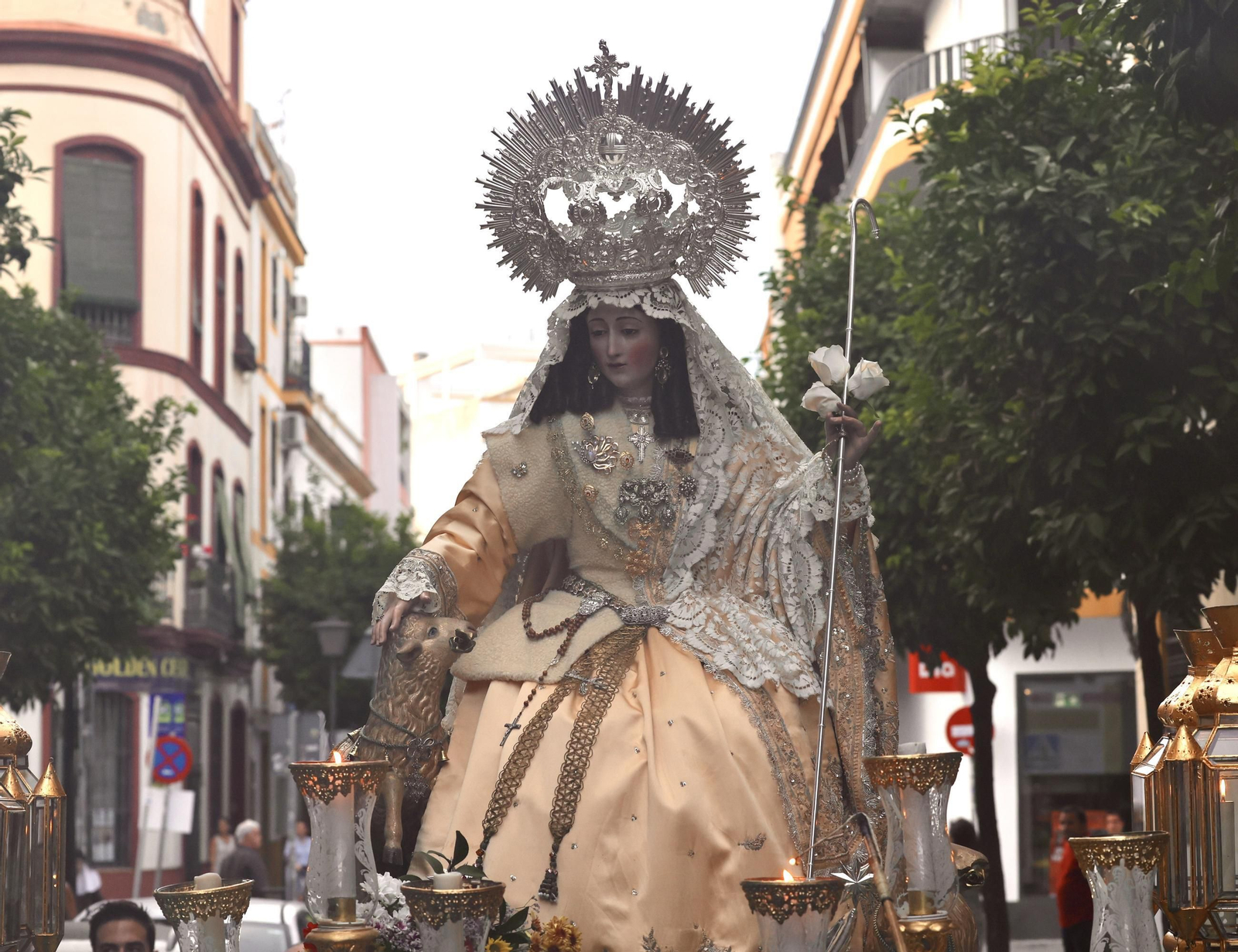 El traslado de la Pastora de Santa Marina a la parroquia de San Pedro, en imágenes