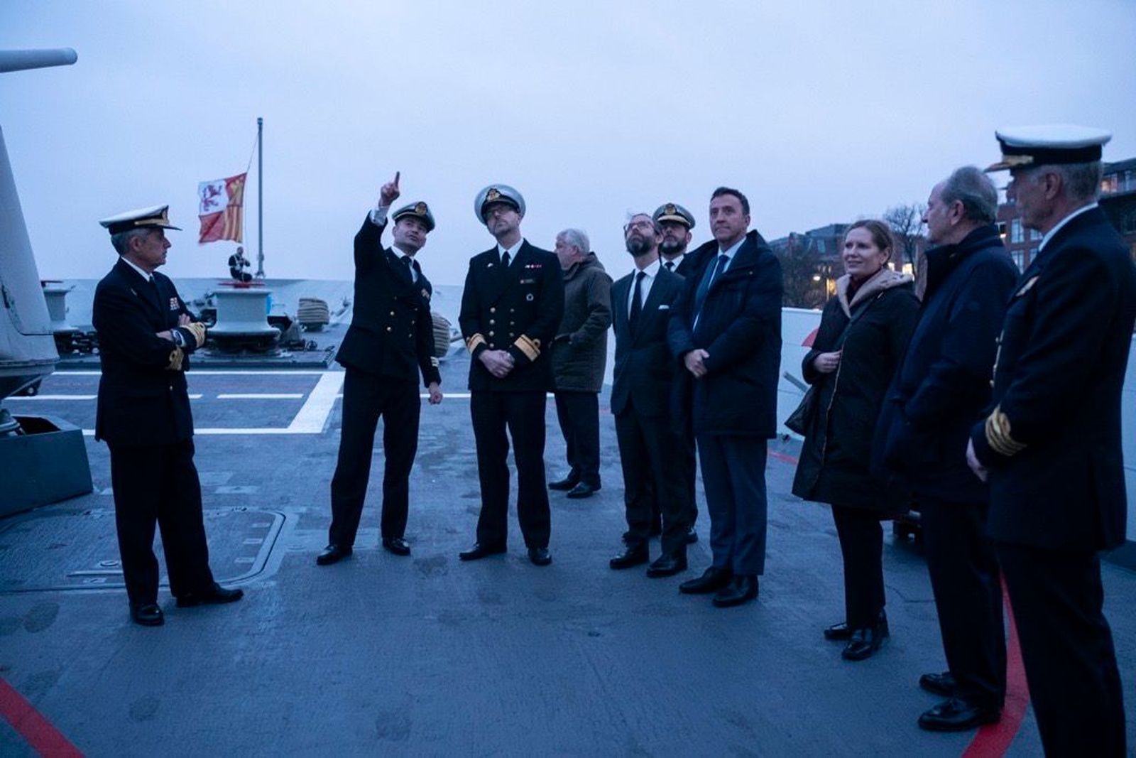 Visita de representantes daneses a la fragata 'Cristóbal Colón' durante un encuentro con Navantia.