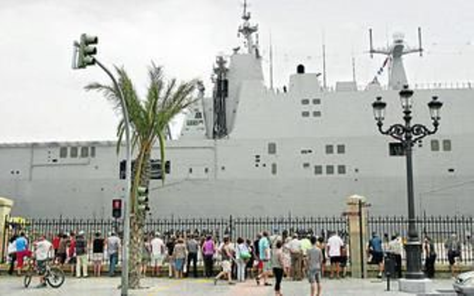 El buque de la Armada 'Juan Carlos I', atracado en el muelle Ciudad de Cádiz en una ocasión anterior. El buque de la Armada 'Juan Carlos I', atracado en el muelle Ciudad de Cádiz en una ocasión anterior.