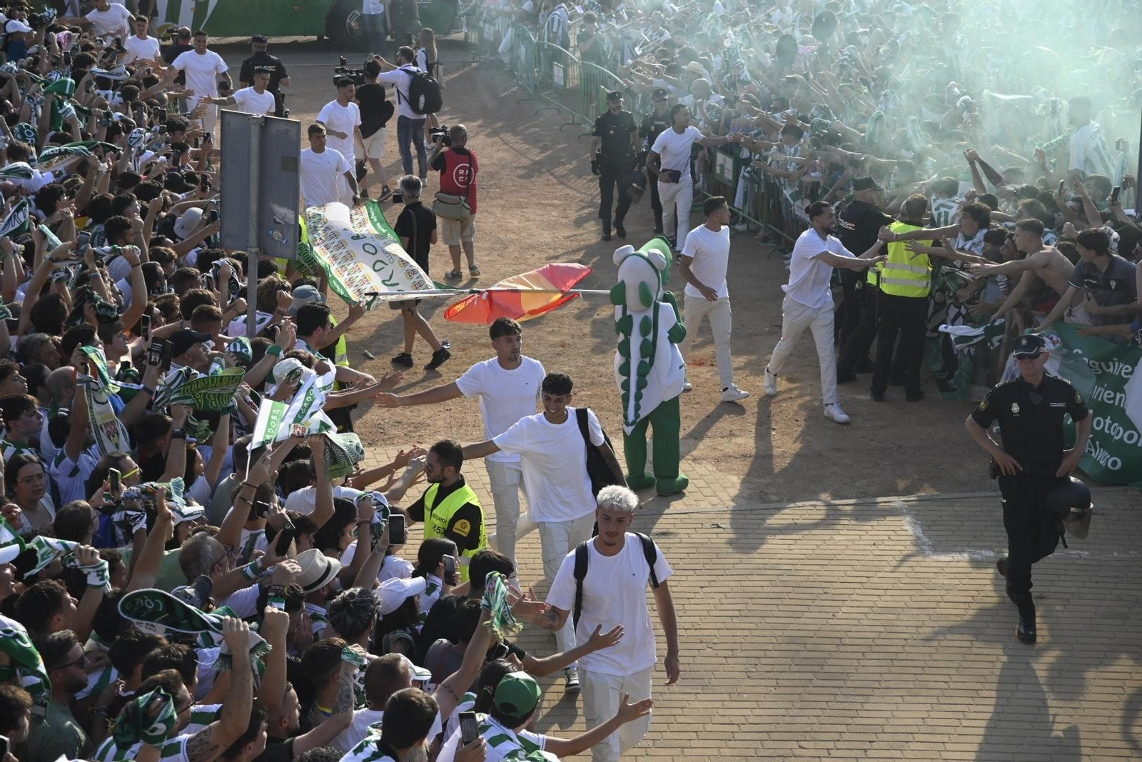 Las mejores imágenes del espectacular recibimiento a los jugadores del Córdoba CF antes de la final por el ascenso