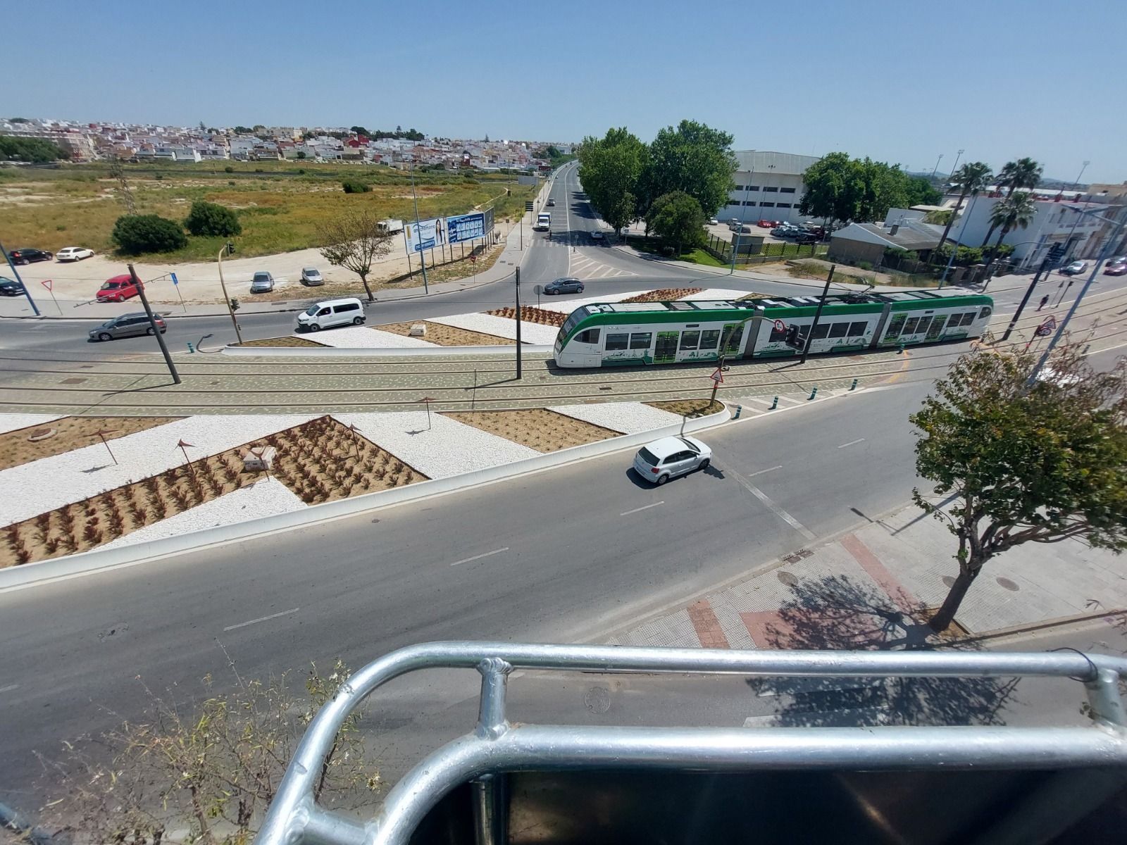 El tranvía pasa por la rotonda de la Avenida Reyes Católicos con Puente de la Concordia, donde se han instalado varios elementos decorativos.