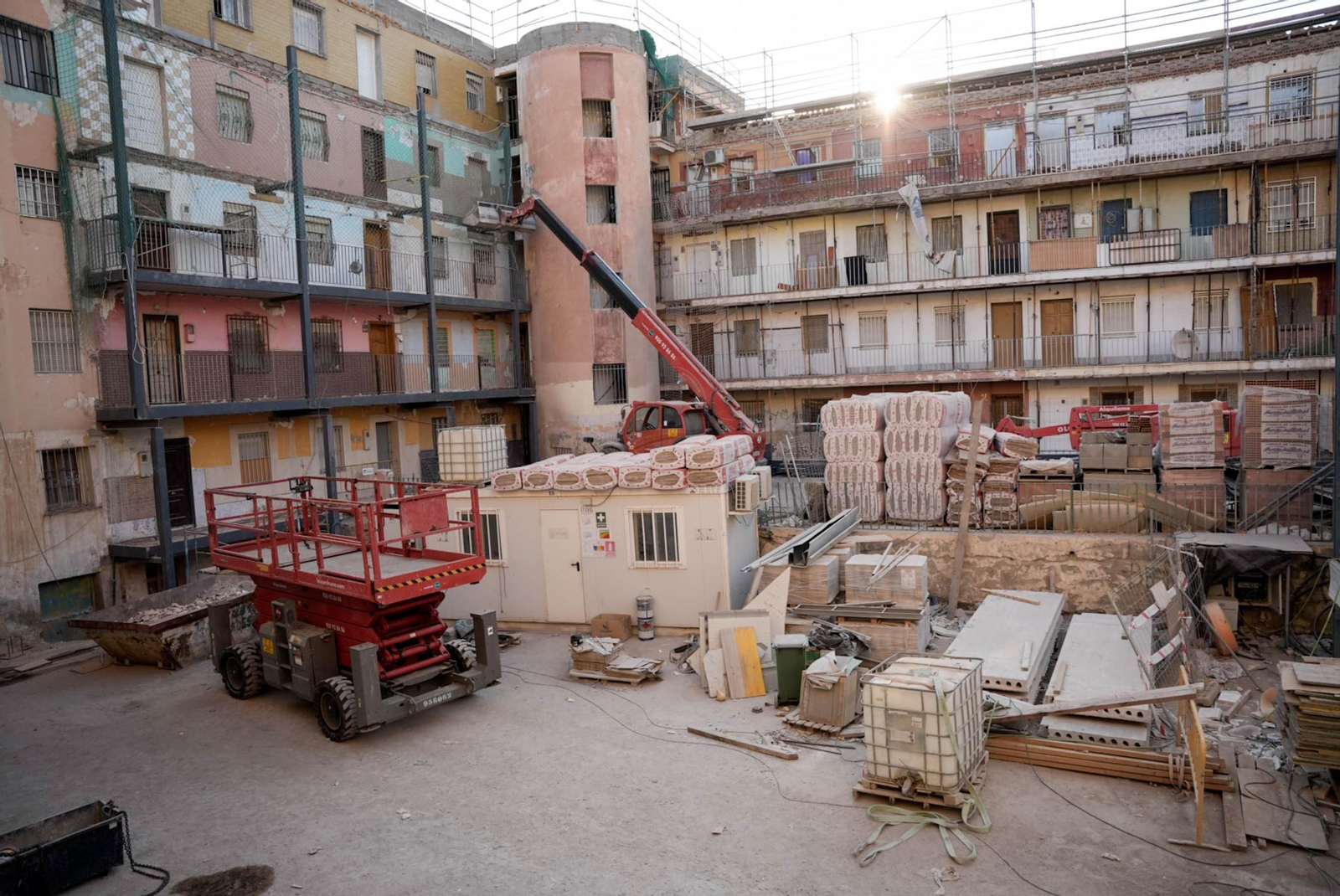 Las obras de rehabilitación en el edificio El Patio de Almería