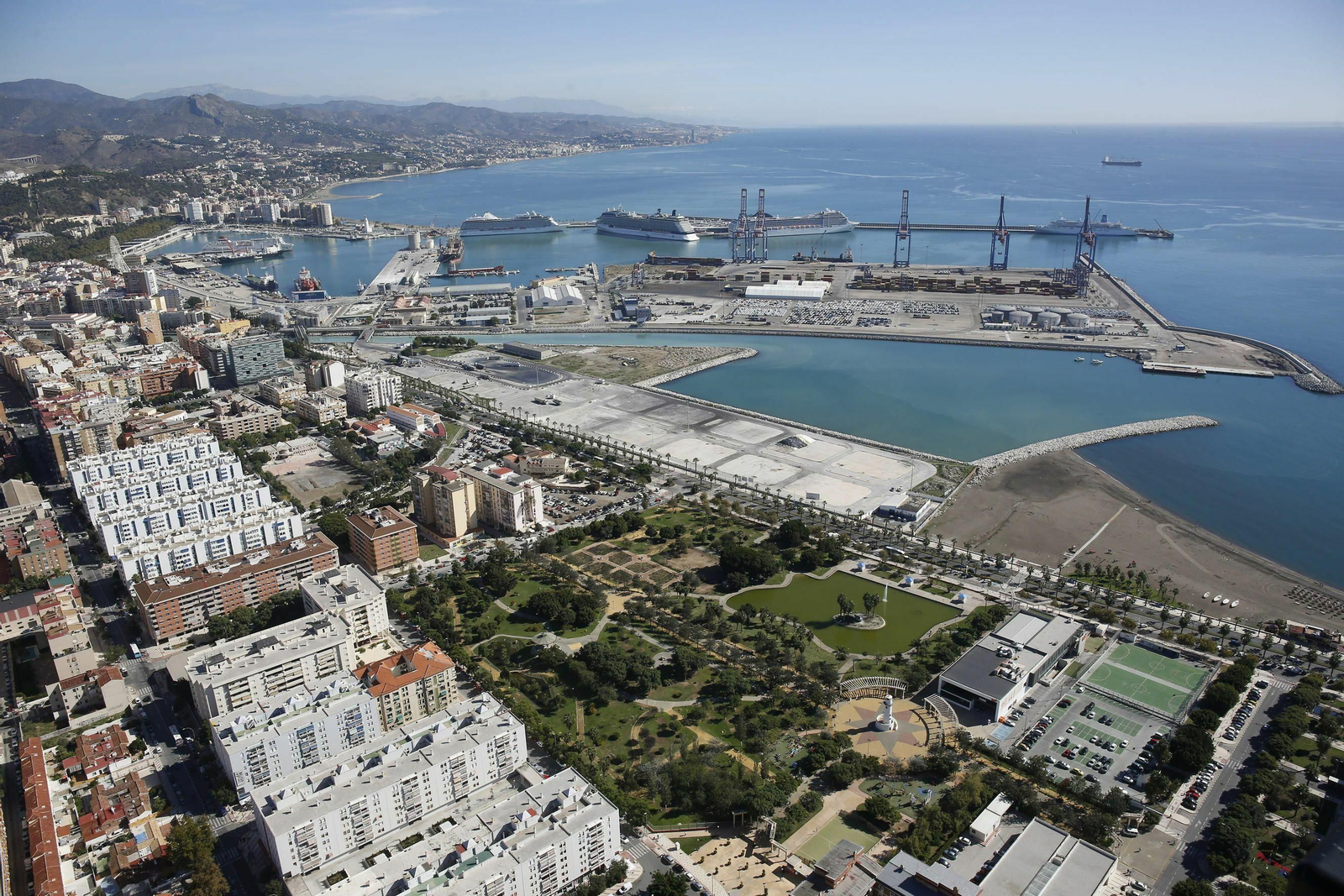 Vista de los suelos portuarios de San Andrés, donde se contempla el Auditorio y una marina deportiva.
