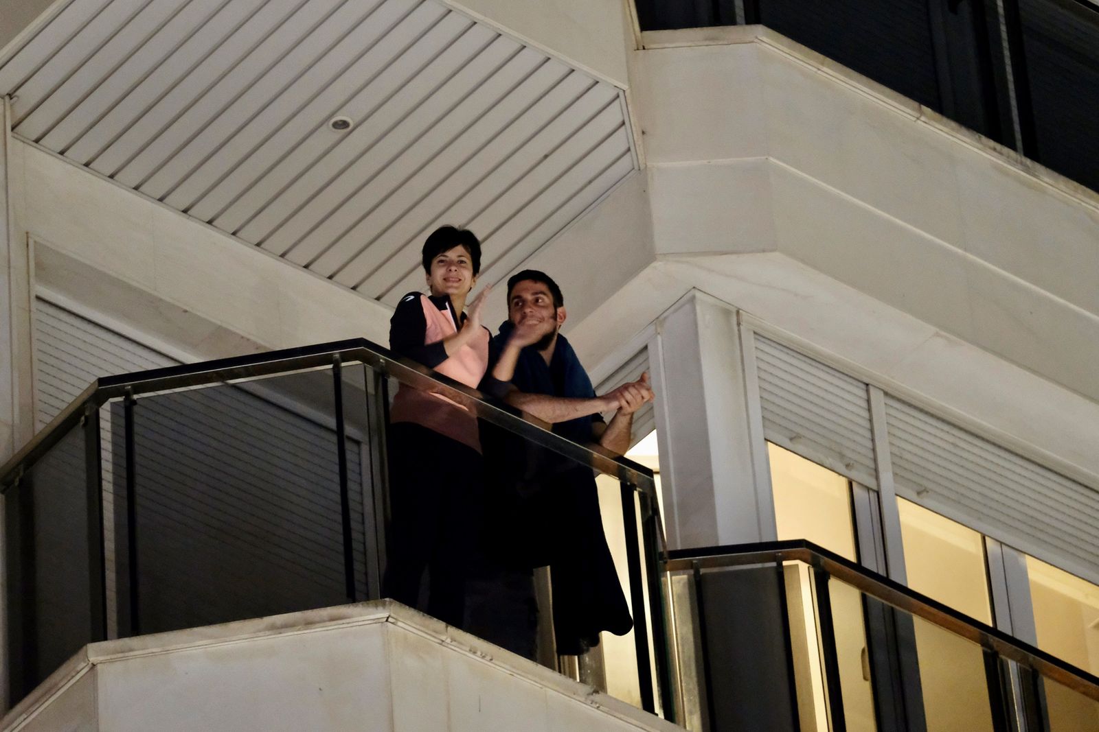 Vecinos aplauden desde el balcón de su casa a los sanitarios durante estos días de aislamiento social.