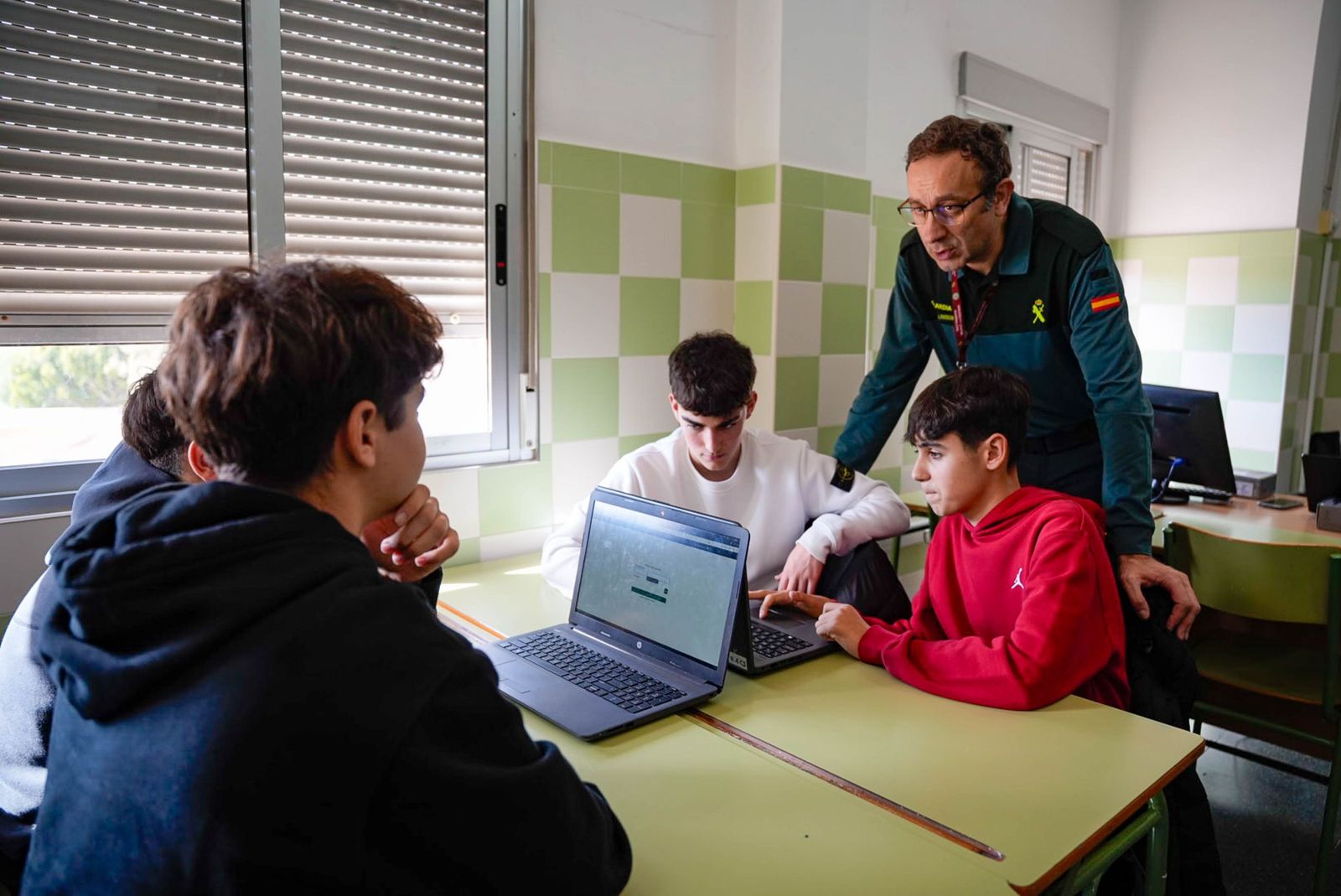 Las imágenes de la Ciberliga de la Guardia Civil en el IES Albaida