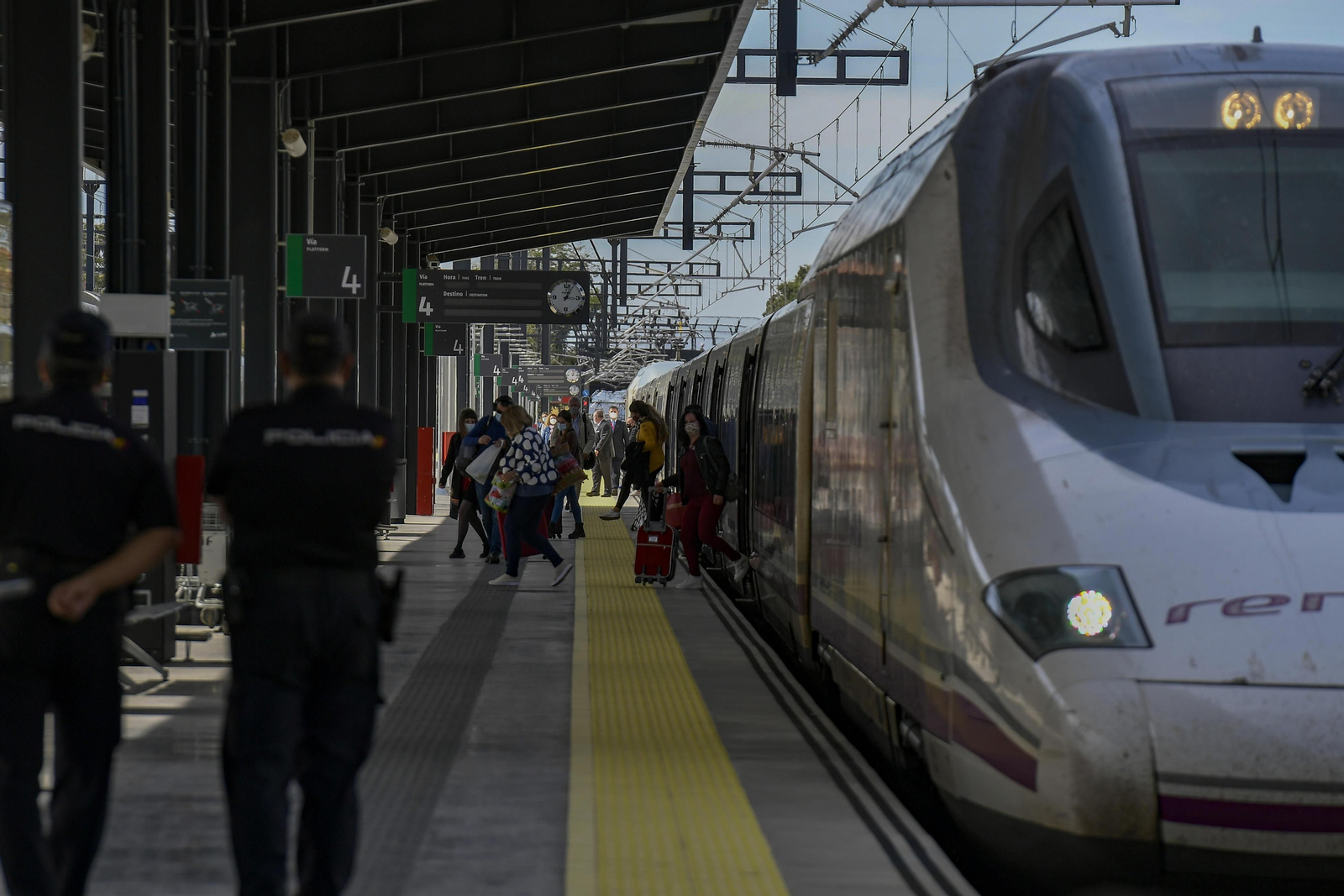 Un tren AVE a su llegada a Granada