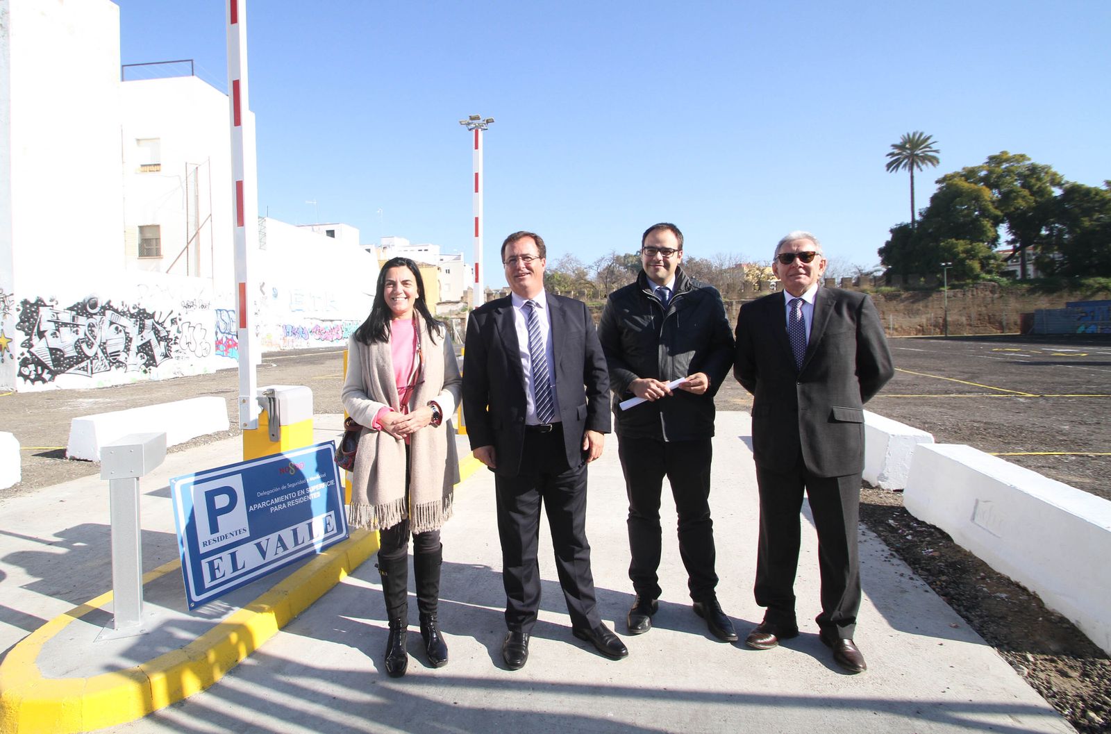 Los responsables de Movilidad y Aussa en la estreno del aparcamiento provisional en enero de 2017.