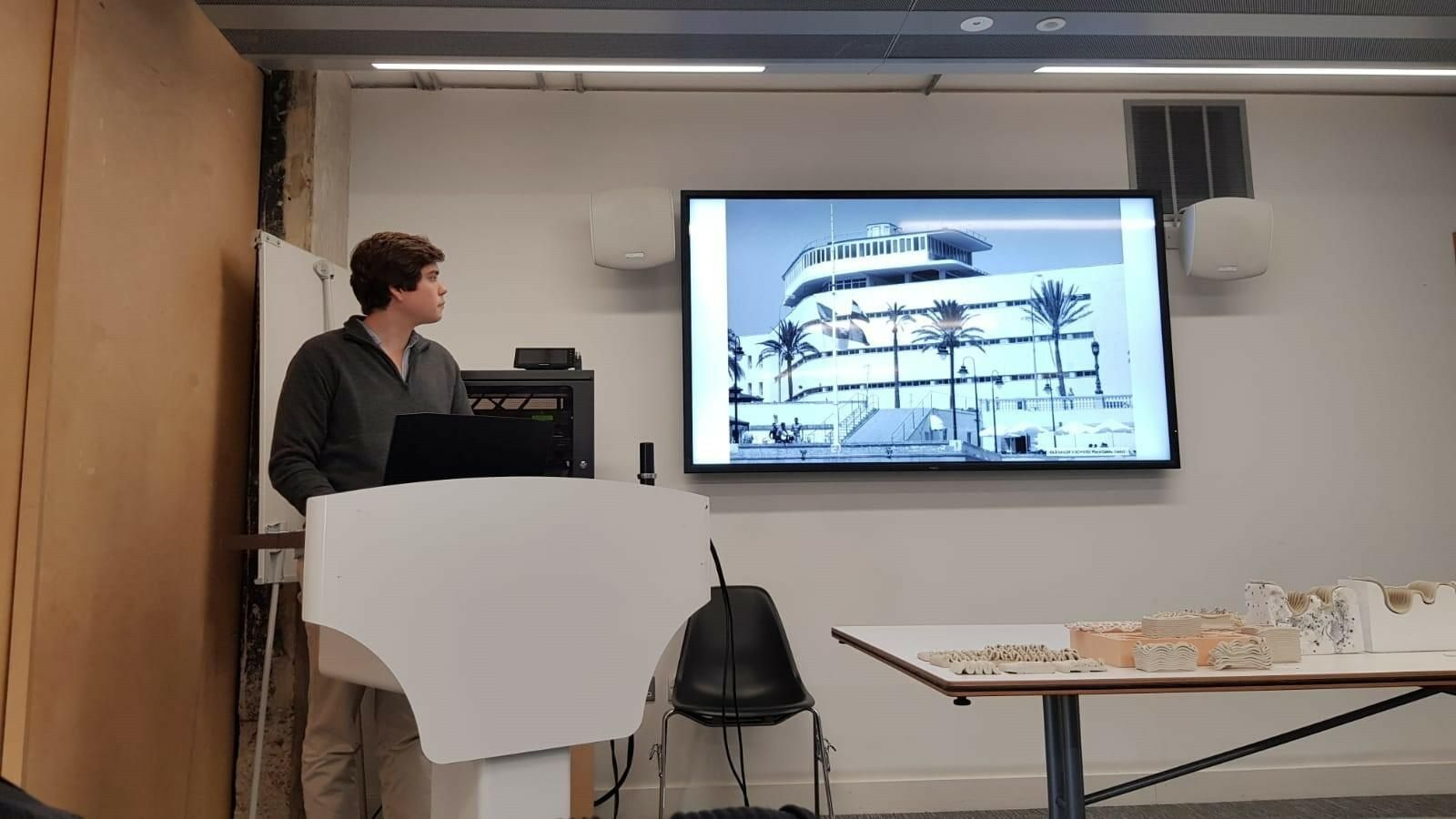 Miguel Ángel Sastre en una exposición pública del proyecto en The Barlett School of Architecture de Londres.