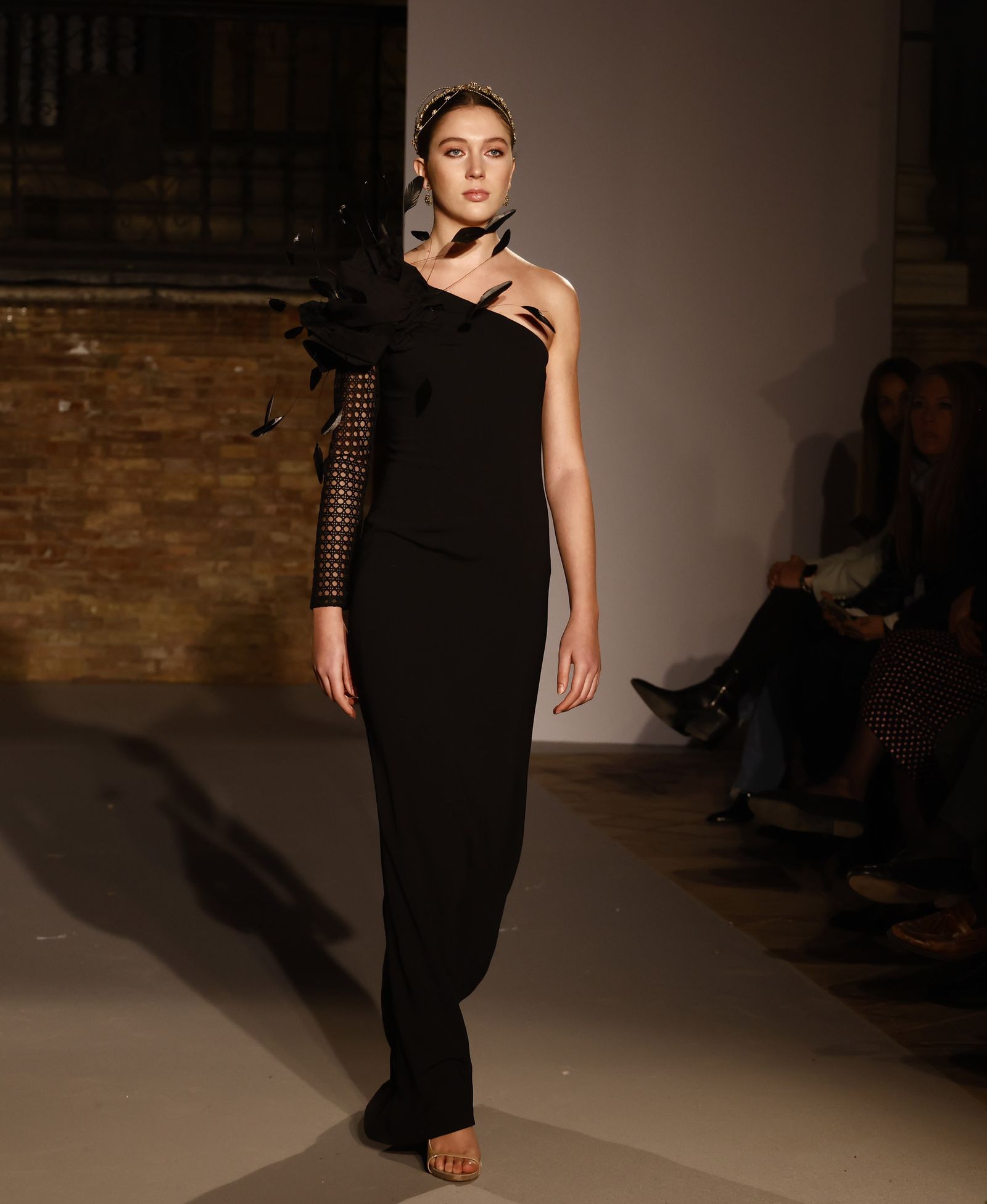 Las tendencias en vestidos de novia e invitada de la pasarela SIQ, en fotos