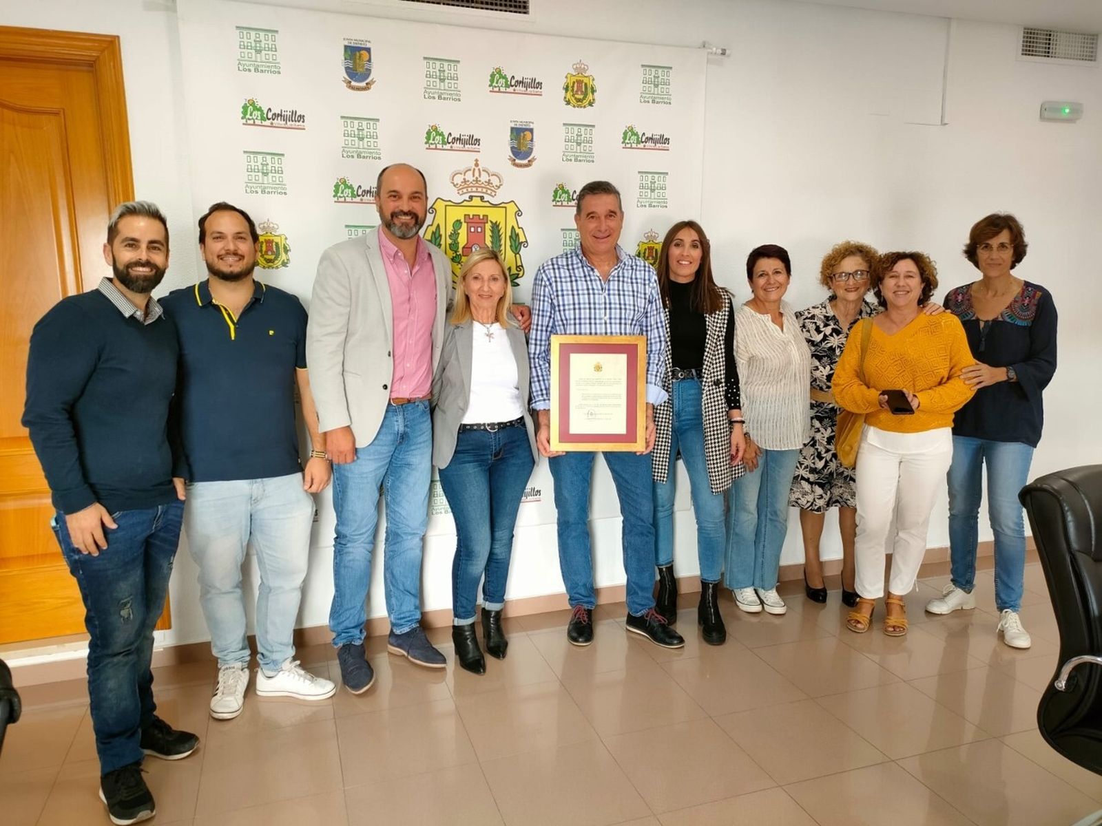 Foto de familia del homenaje a Juan Manuel Camacho, en la imagen, con una placa conmemorativa.