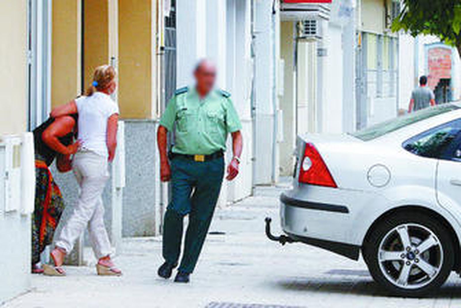 La menor agredida, arropada por un familiar, saliendo el martes de la Fiscalía tras confirmar la denuncia.