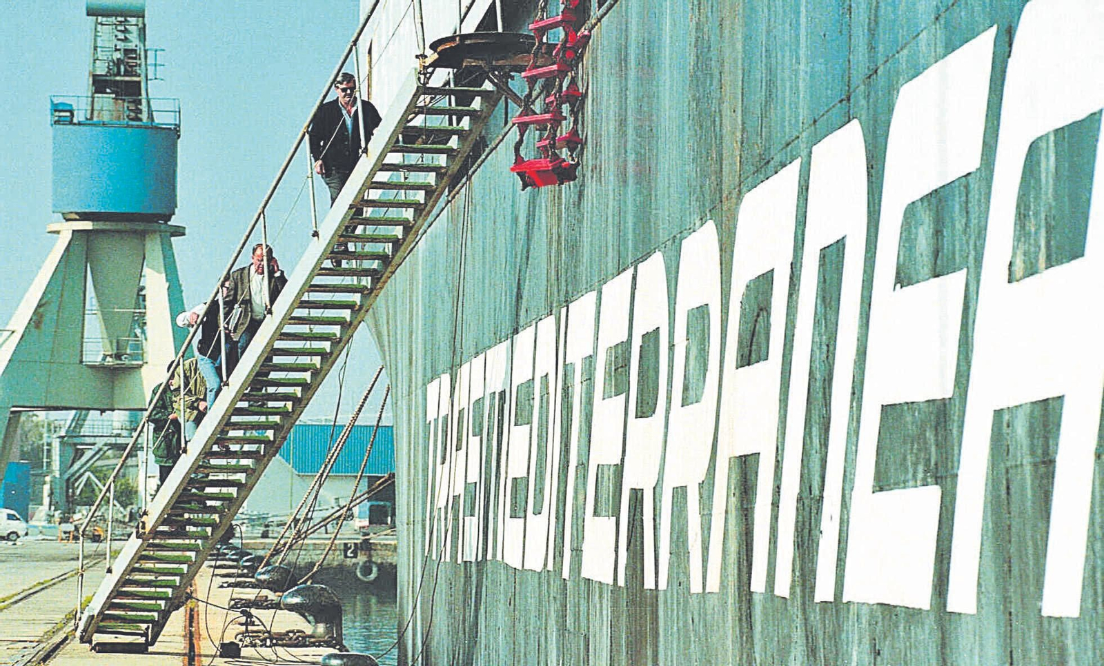 Imagen de hace 28 años de un buque de Trasmediterránea atracado en el puerto de Cádiz