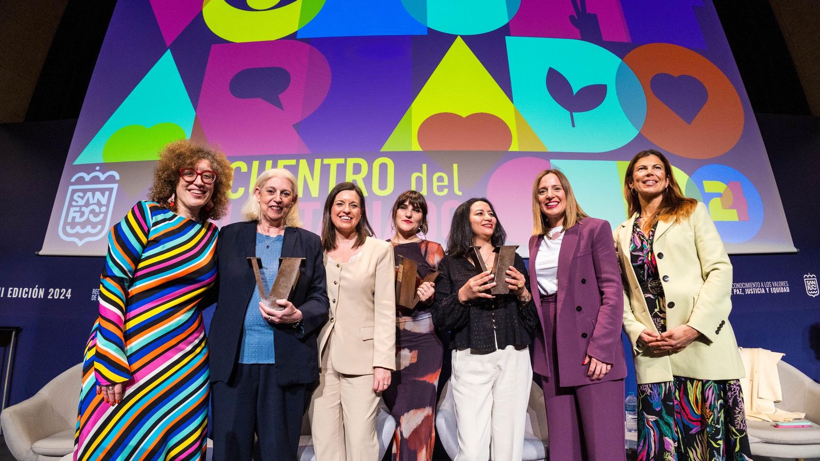 Foto de familia de la alcaldesa e integrantes del gobierno con los distinguidos con los premios solidarios de San Fernando