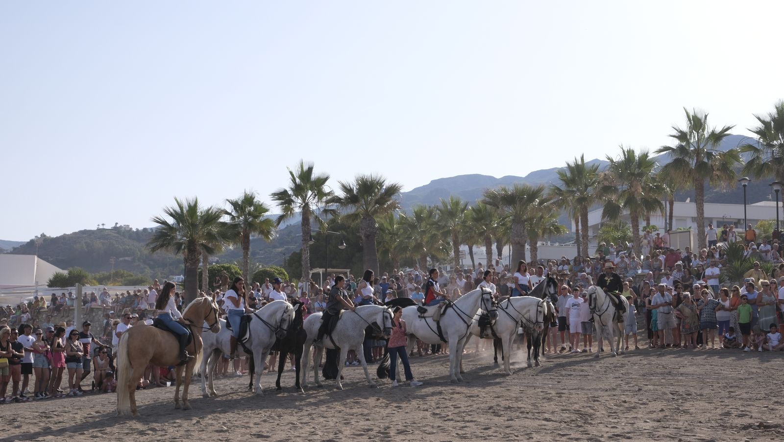Imágenes de la carrera de cintas a caballo en las Fiestas de Moros y Cristianos de Mojácar